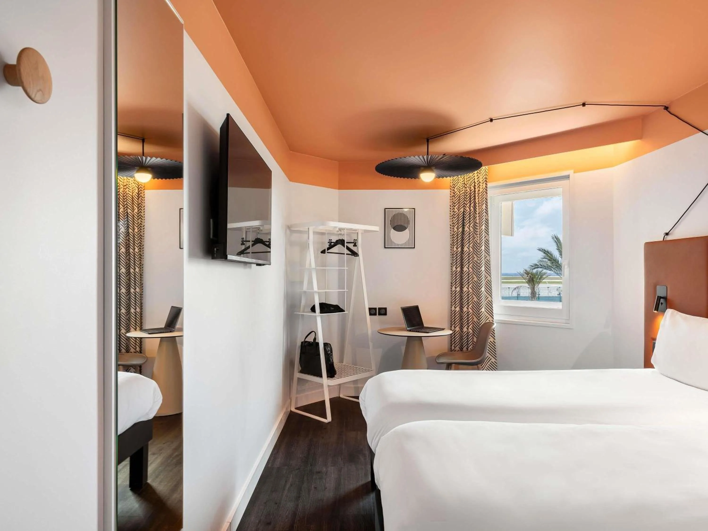 Bedroom, Bed in ibis Nice Aéroport Promenade des Anglais