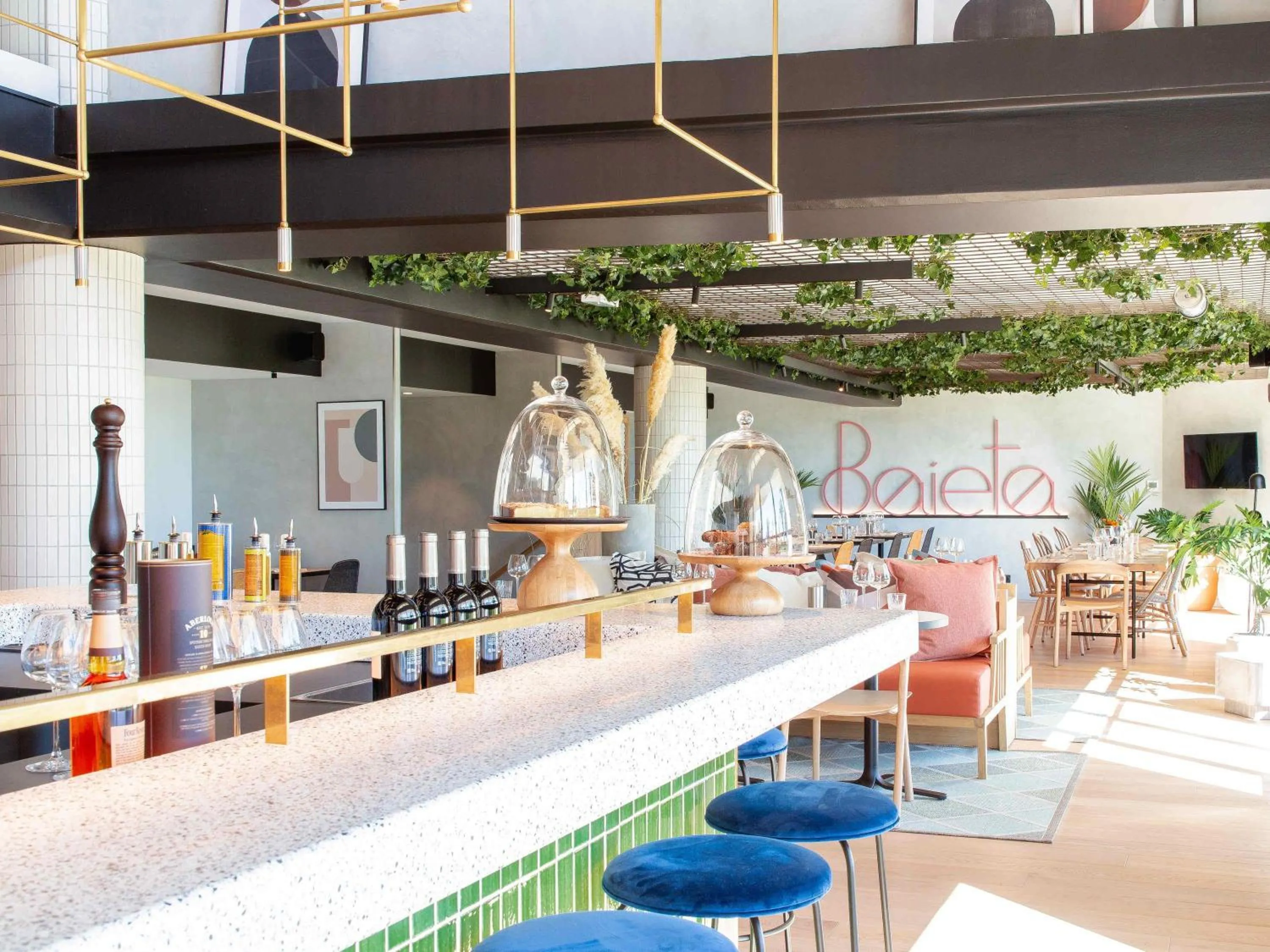 Lounge or bar in ibis Nice Aéroport Promenade des Anglais