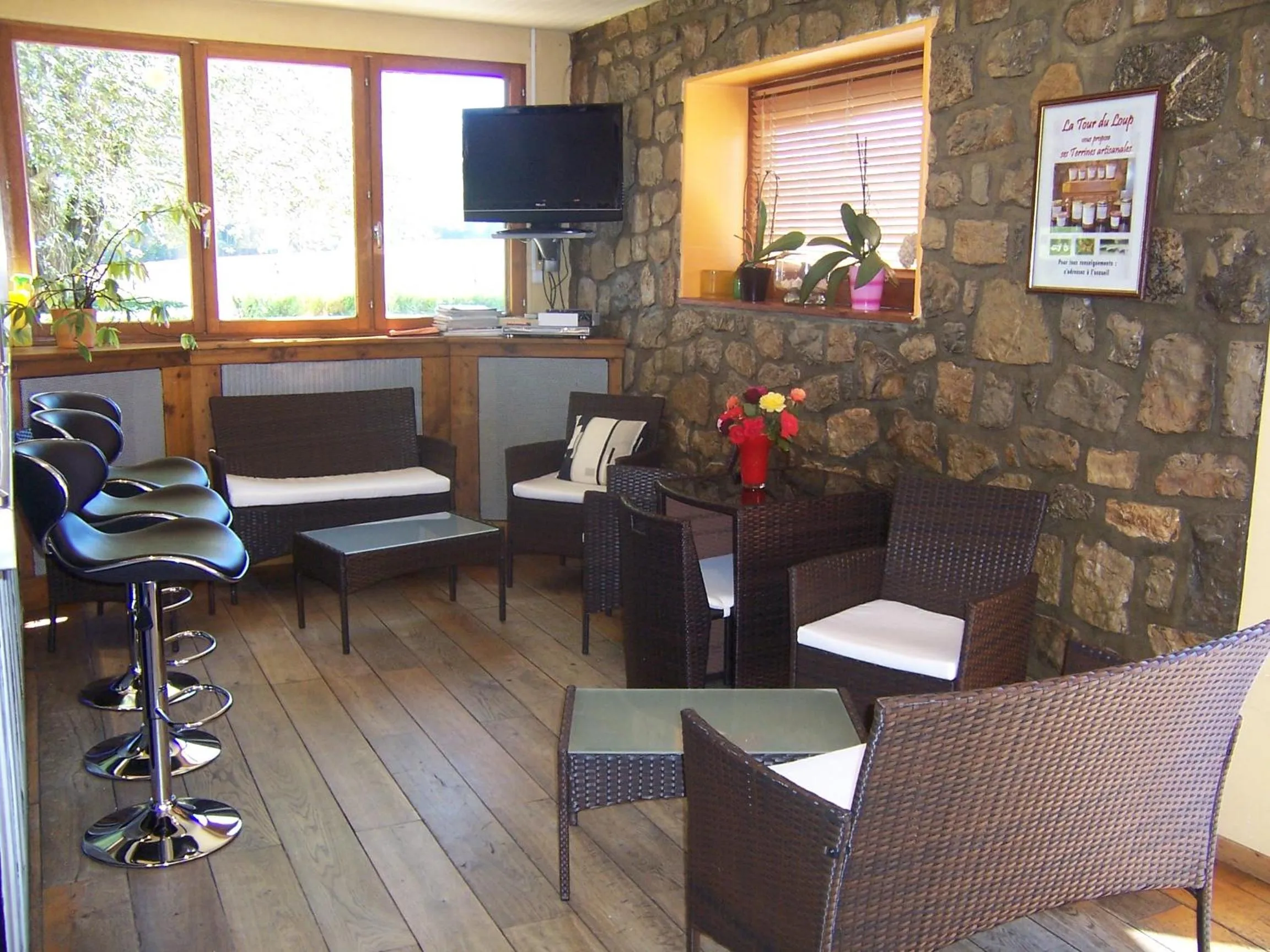 Communal lounge/ TV room, Restaurant/Places to Eat in La Tour du Loup