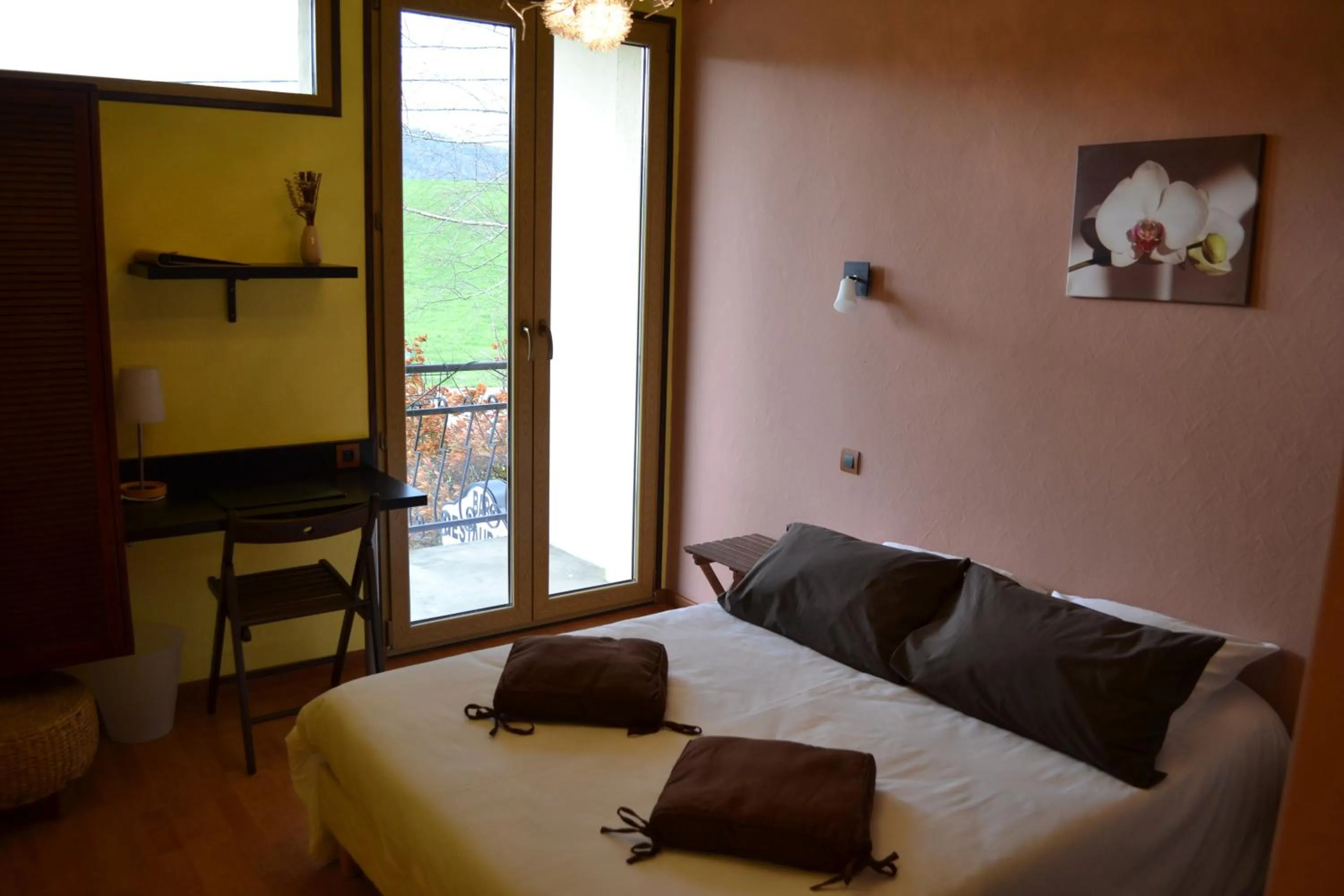 Photo of the whole room in La Tour du Loup