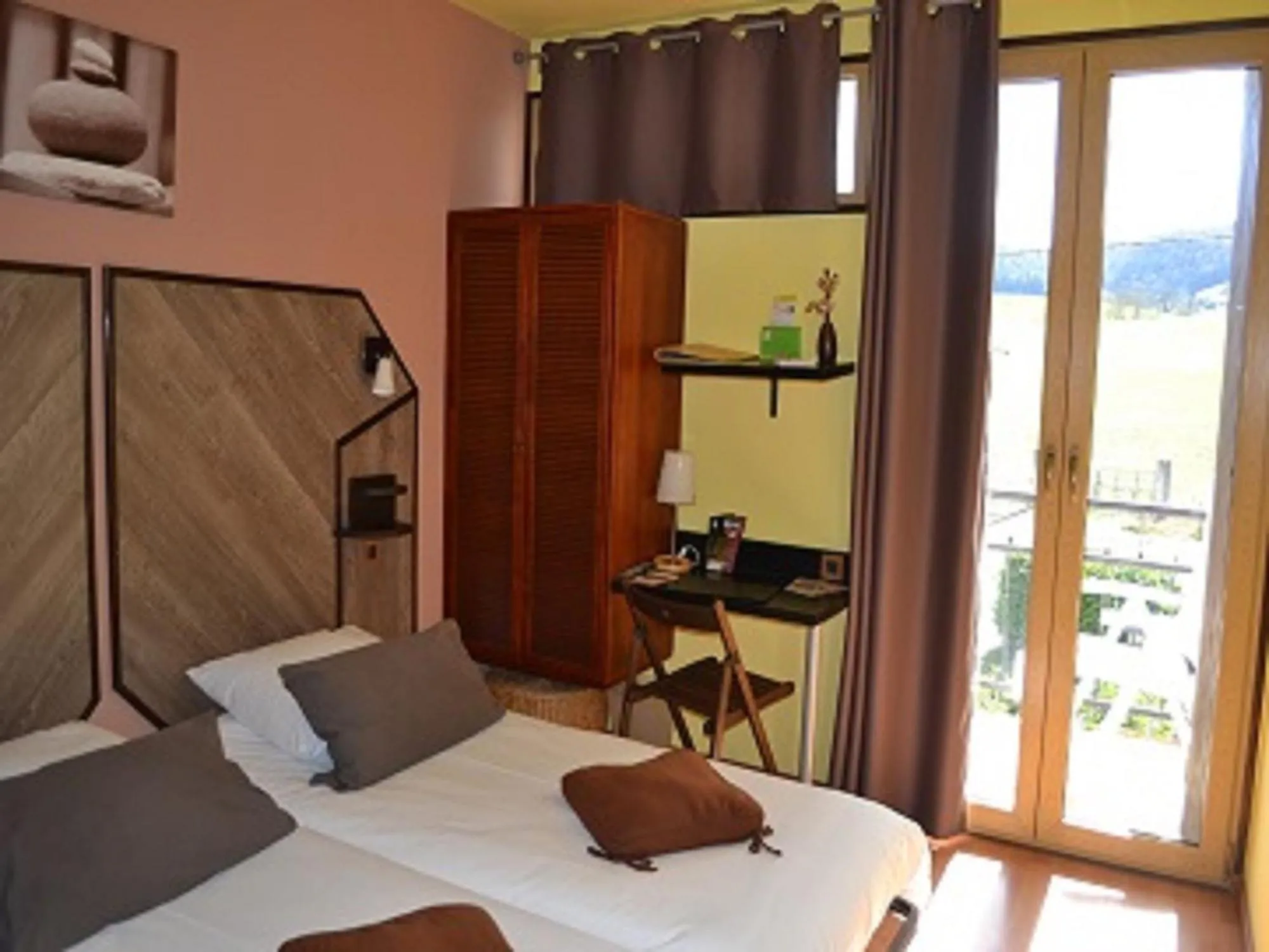 Photo of the whole room in La Tour du Loup