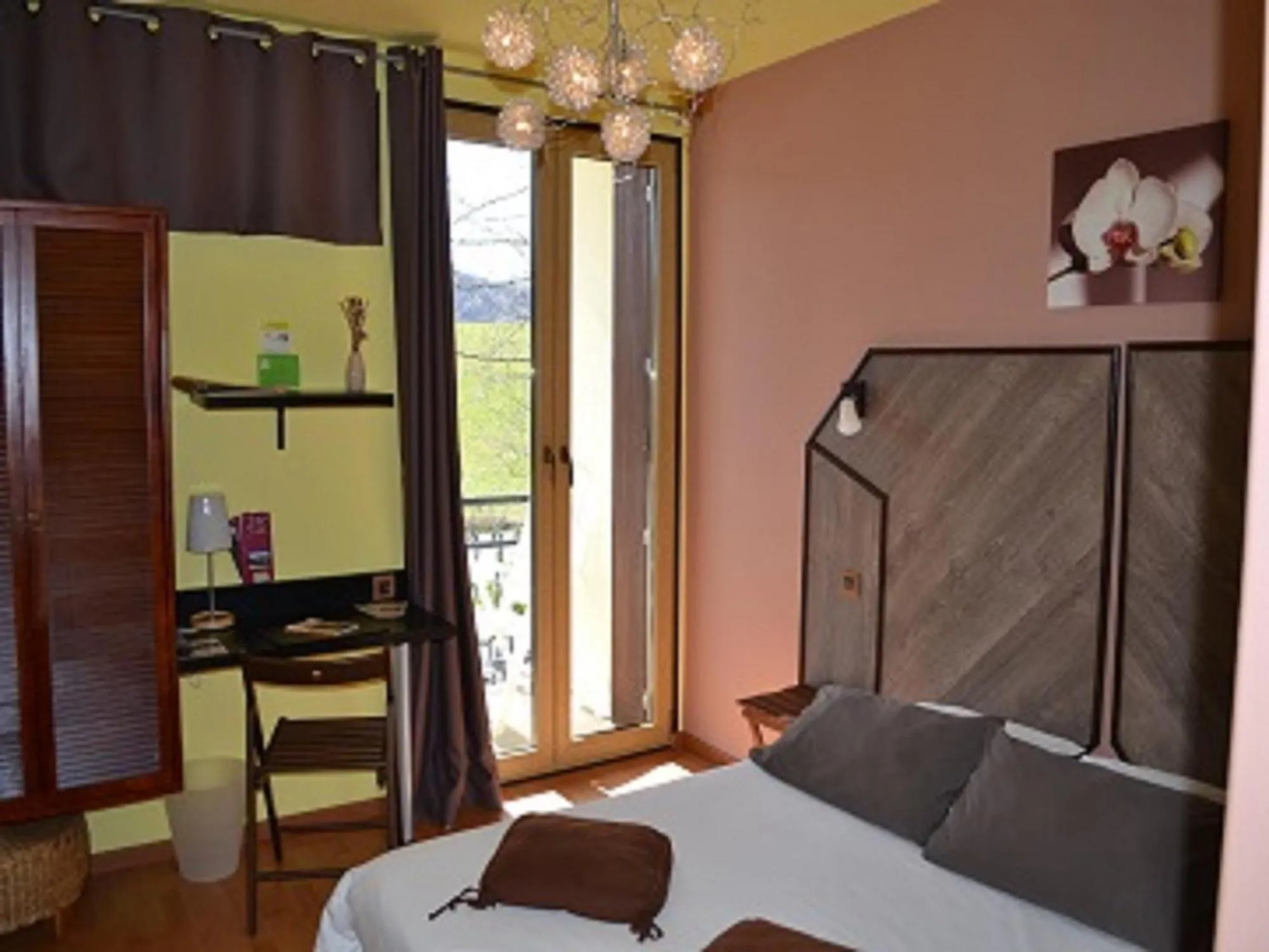 Photo of the whole room in La Tour du Loup