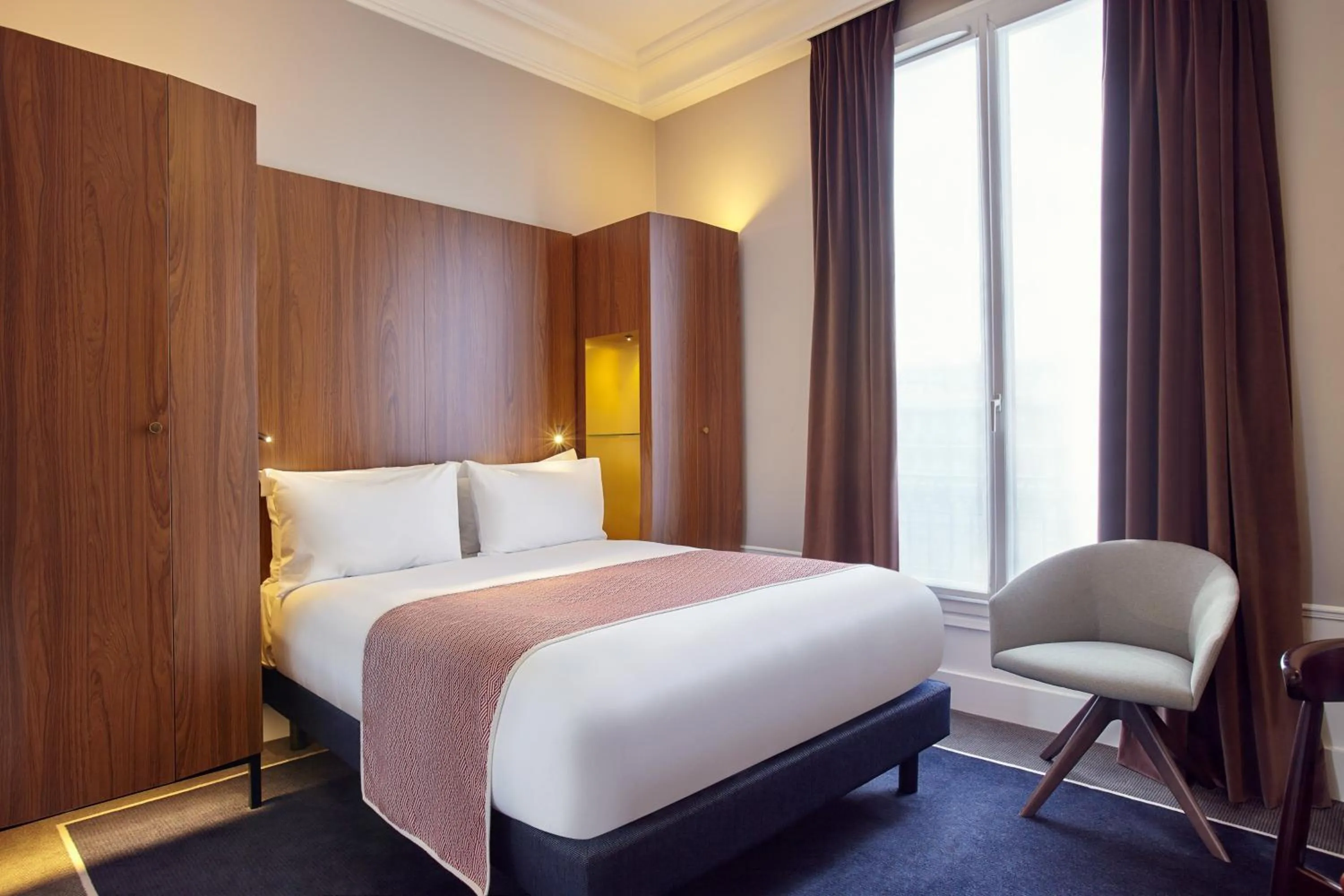 Photo of the whole room, Bed in Holiday Inn Paris - Gare de Lyon Bastille by IHG