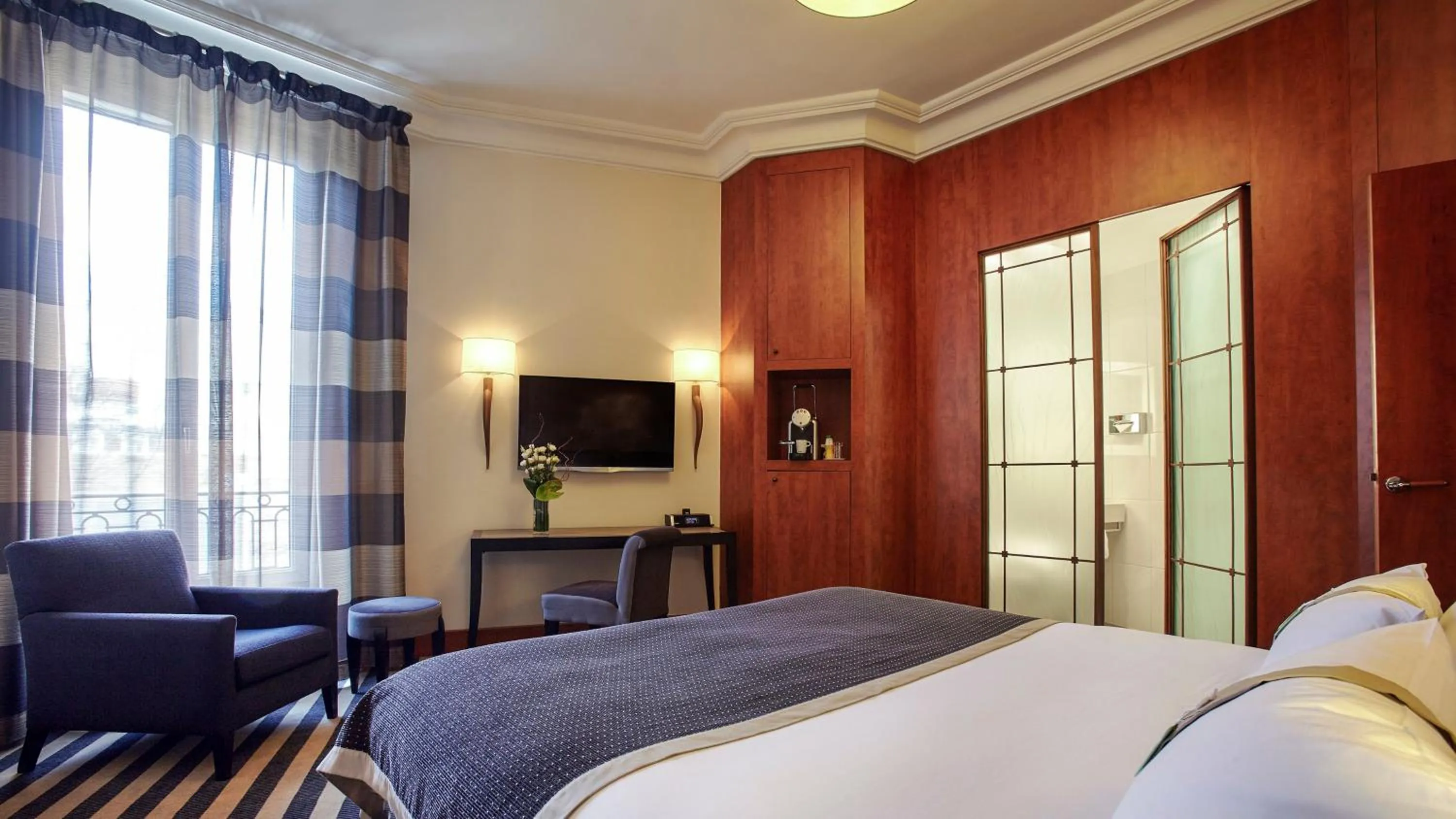 Photo of the whole room, Bed in Holiday Inn Paris - Gare de Lyon Bastille by IHG