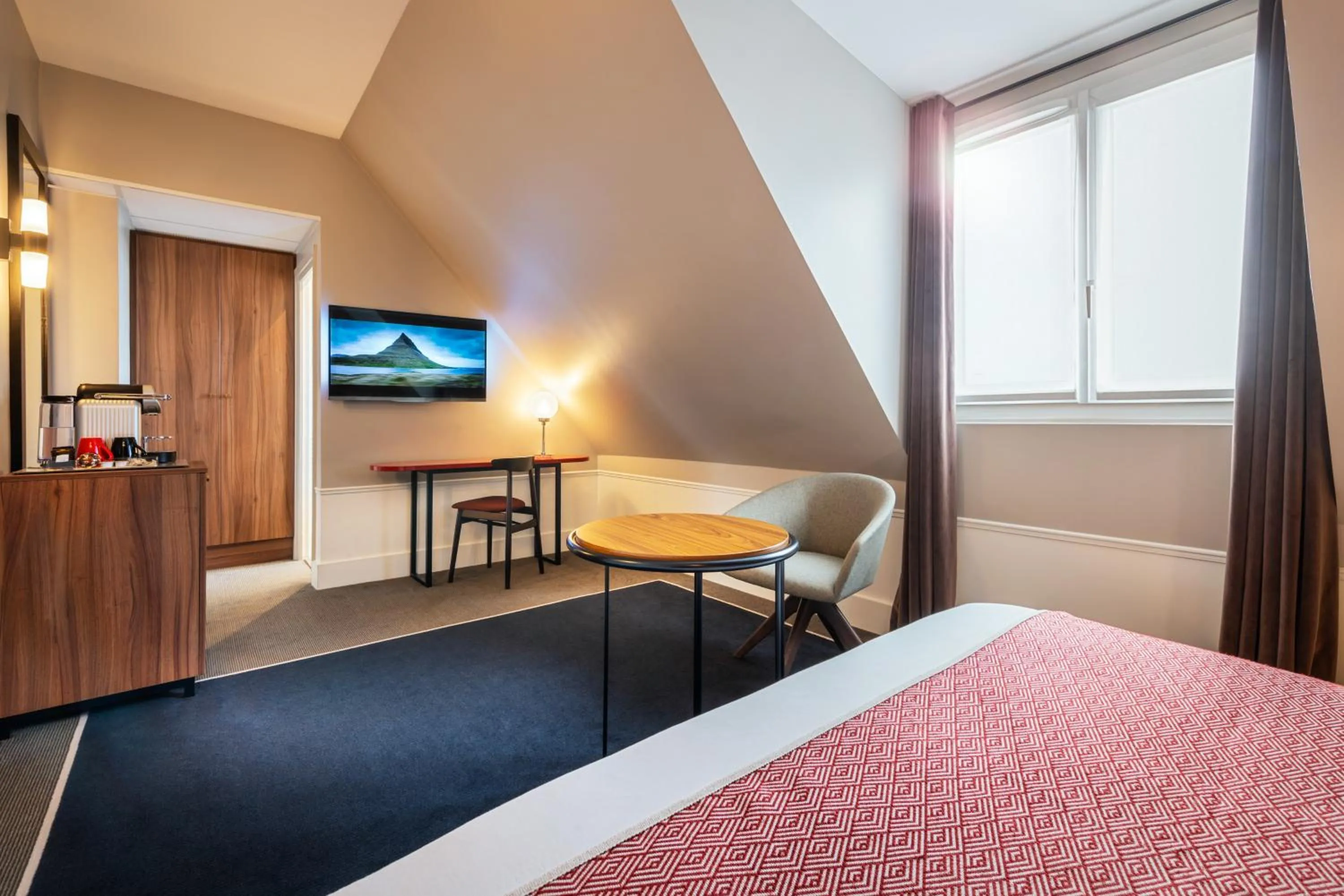 Bed in Holiday Inn Paris - Gare de Lyon Bastille by IHG