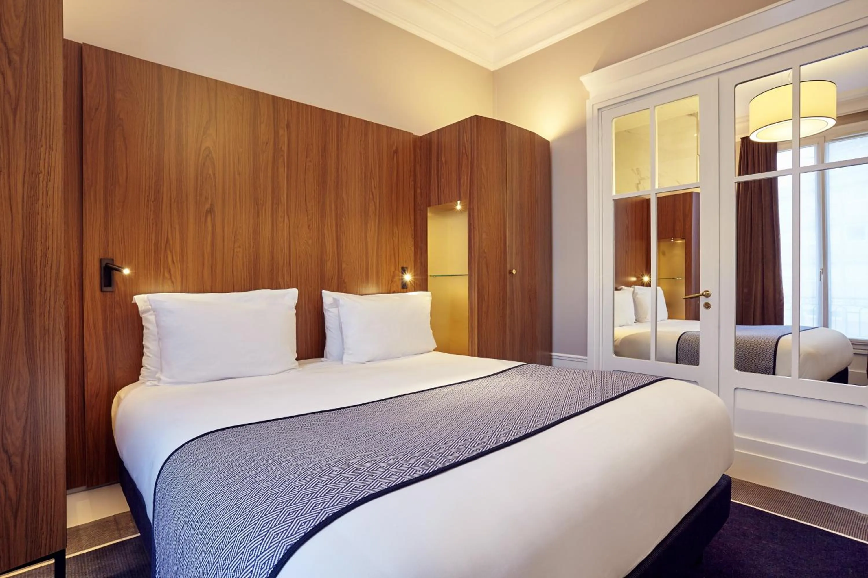 Photo of the whole room, Bed in Holiday Inn Paris - Gare de Lyon Bastille by IHG