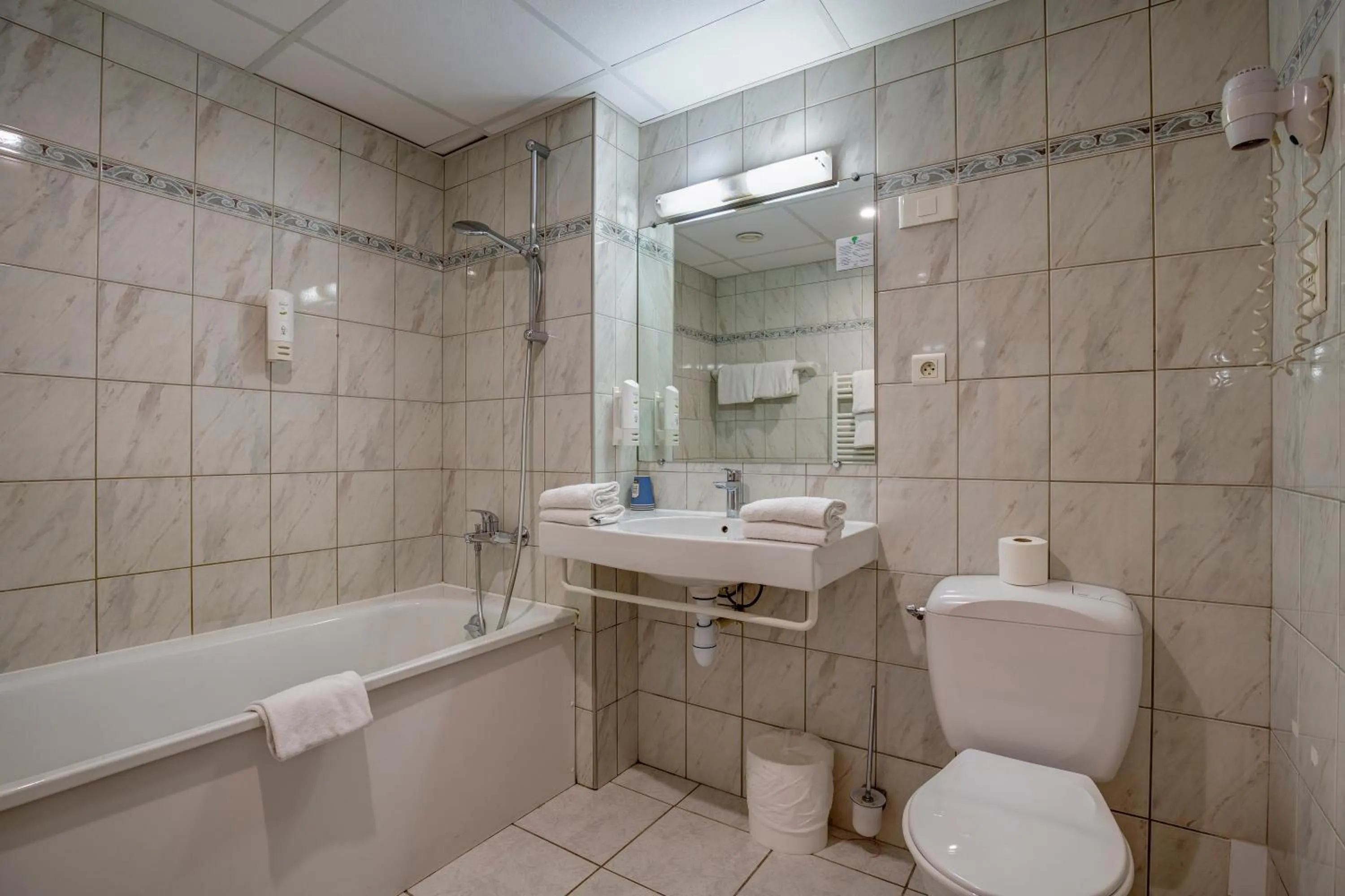 Toilet in Kyriad Montbeliard Sochaux