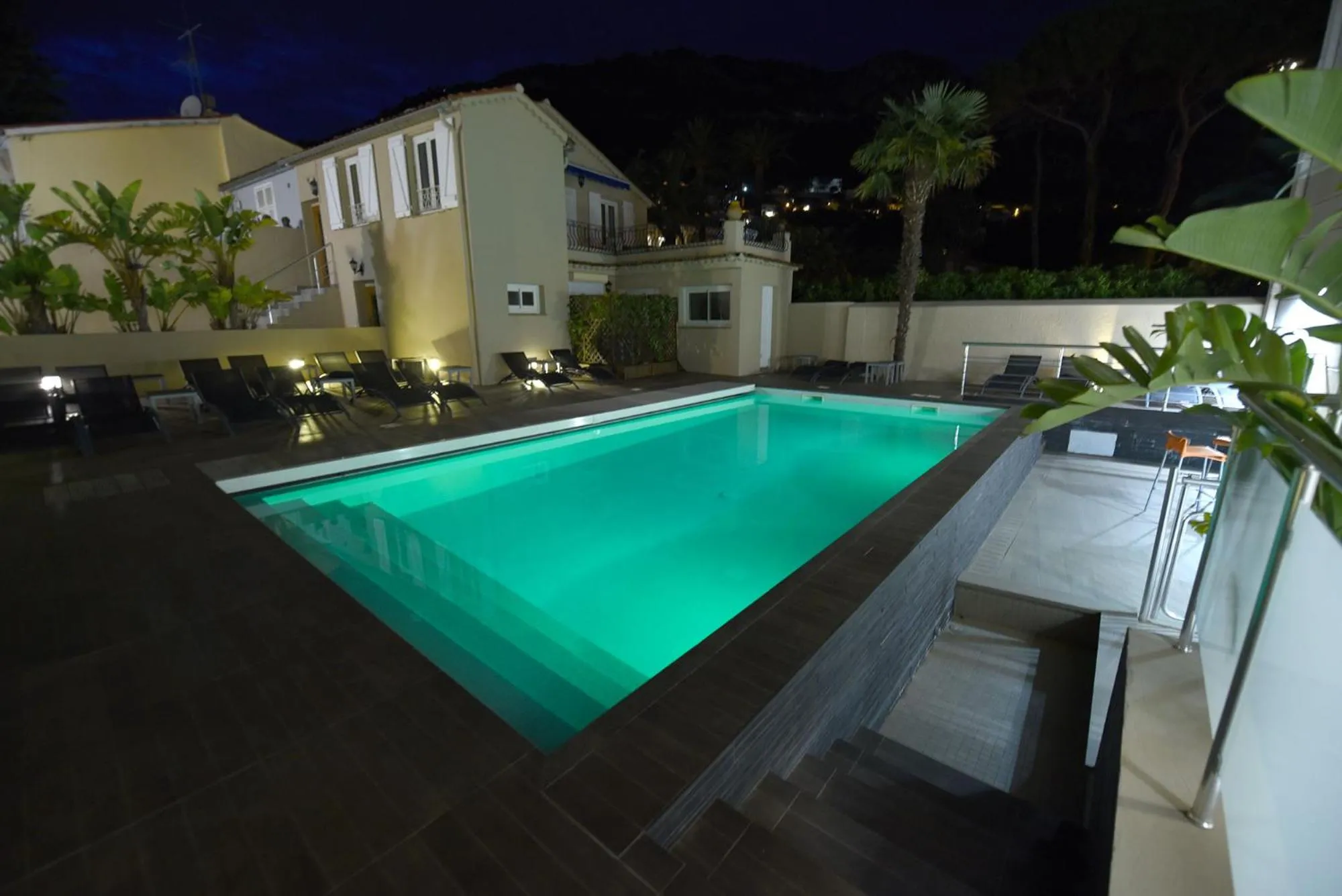 Swimming pool in Hôtel Frisia, Beaulieu-sur-Mer