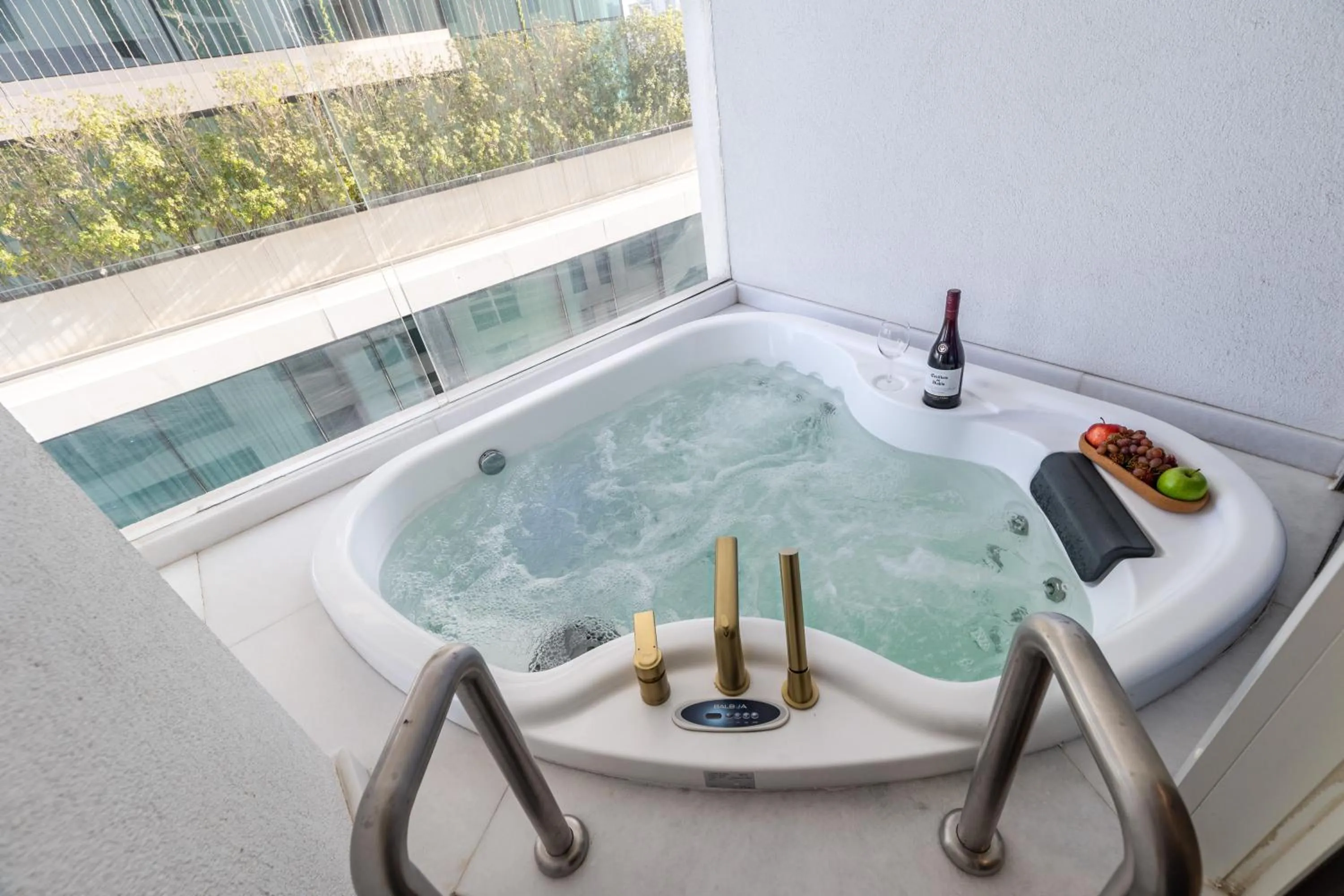 Hot Tub in EDEN'S Homes & Villas - FIVE Palm Residences