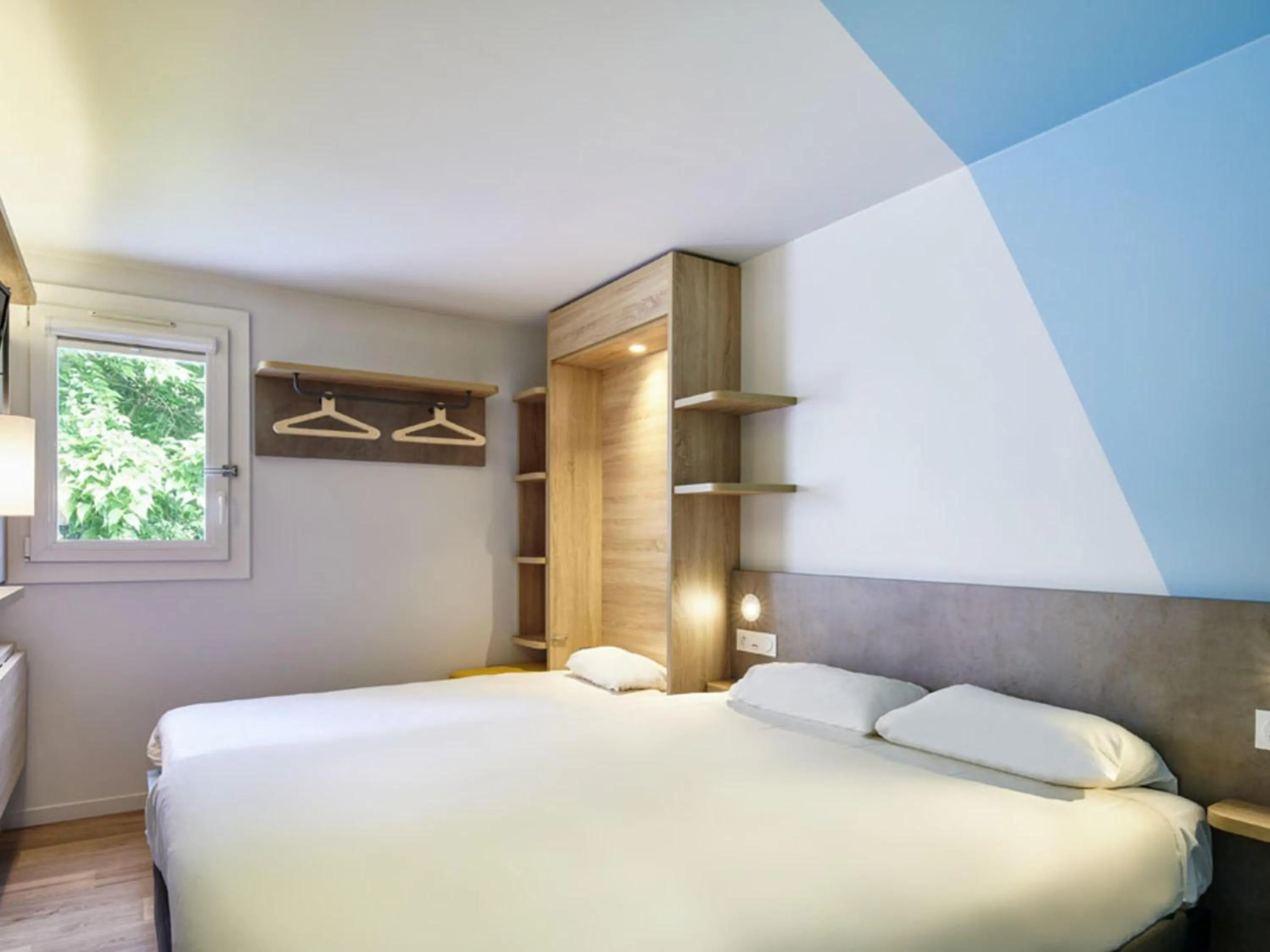 Bedroom, Bed in ibis budget Bayonne