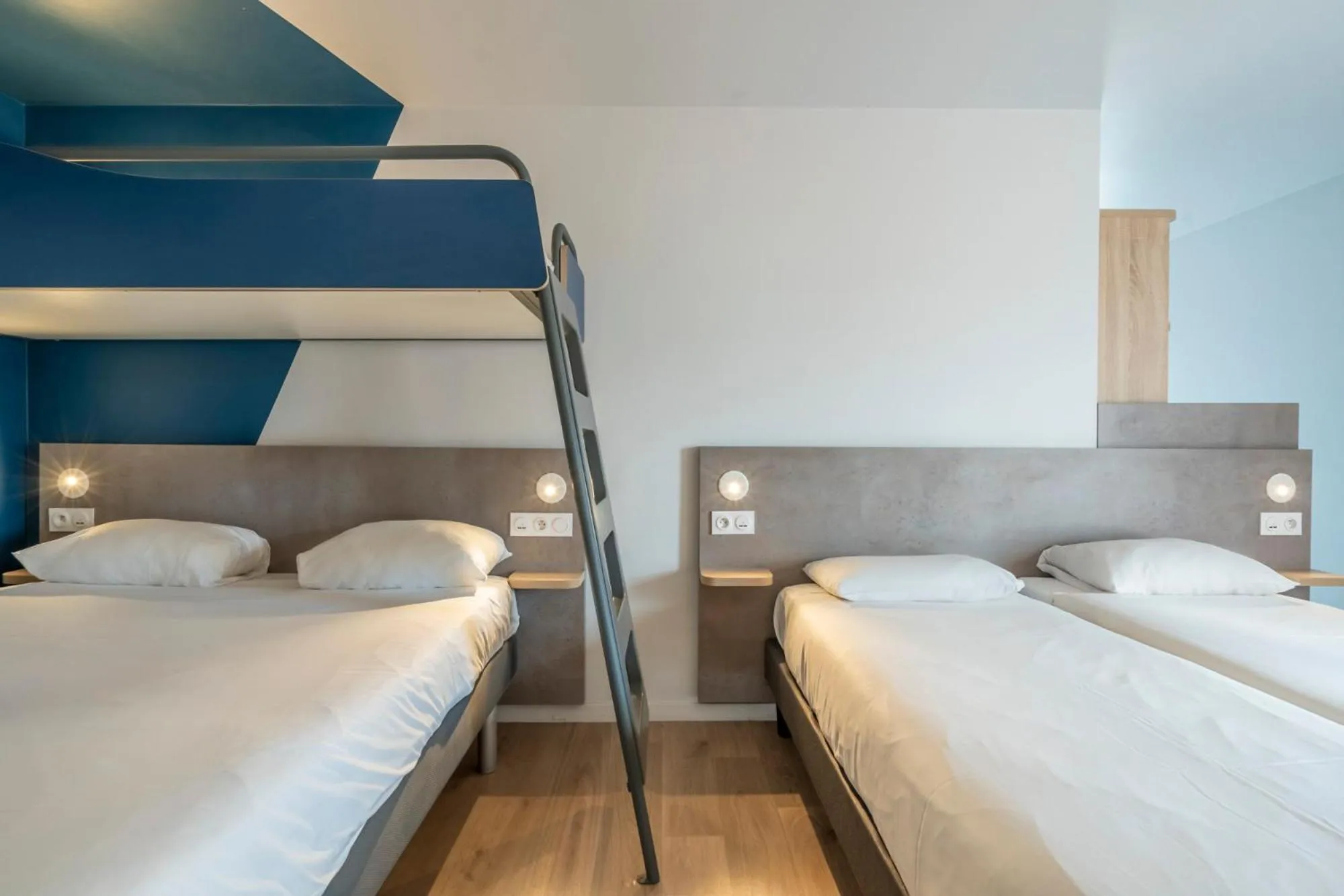 Photo of the whole room, Bed in ibis budget Bayonne