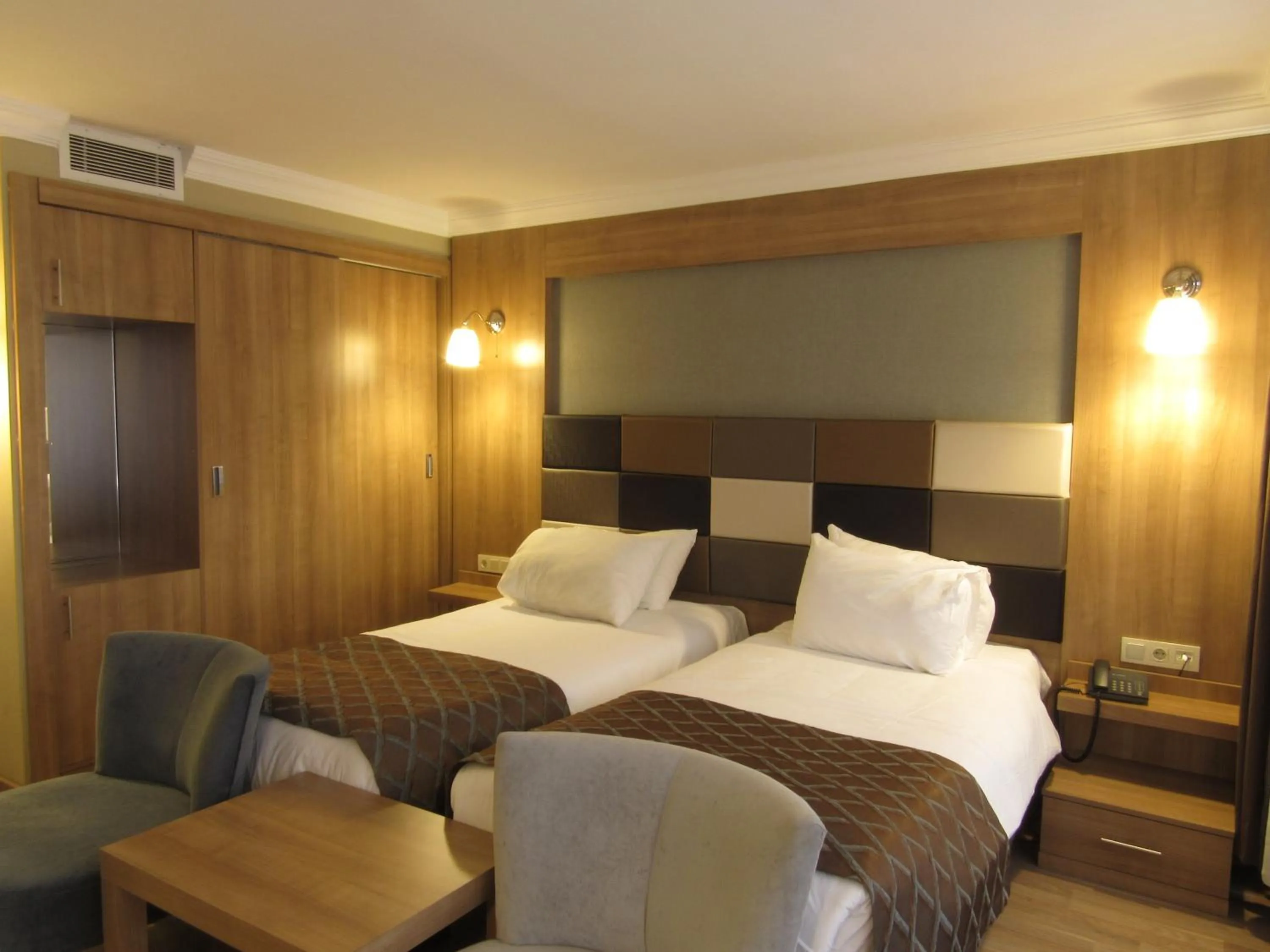 Photo of the whole room, Bed in Kadikoy Park Suites