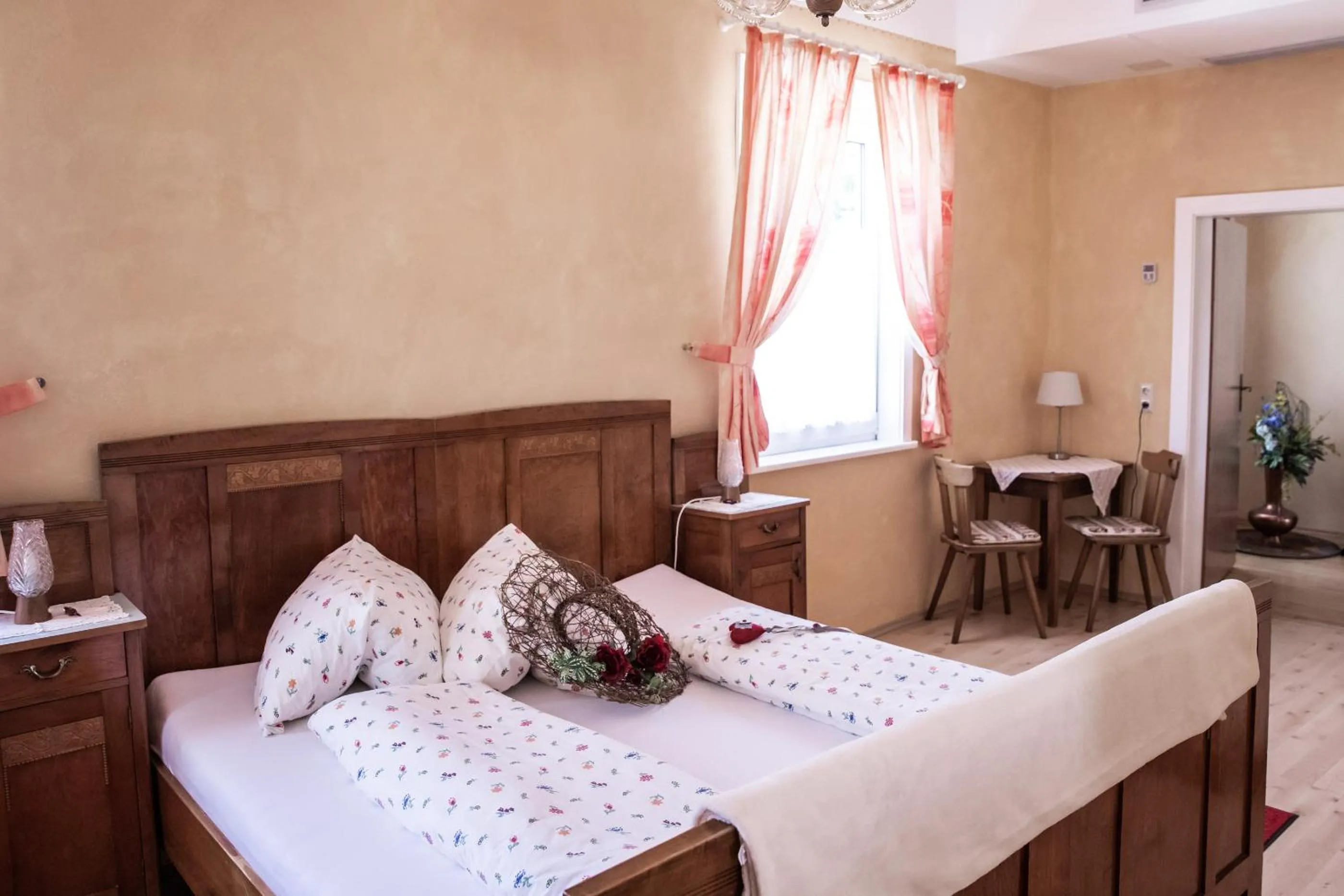 Photo of the whole room, Bed in Gasthof Zum Kramer