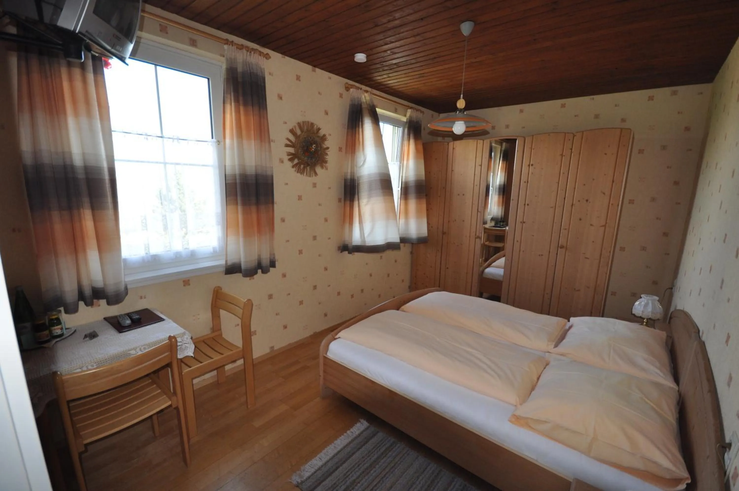 Photo of the whole room, Bed in Gasthof Zum Kramer