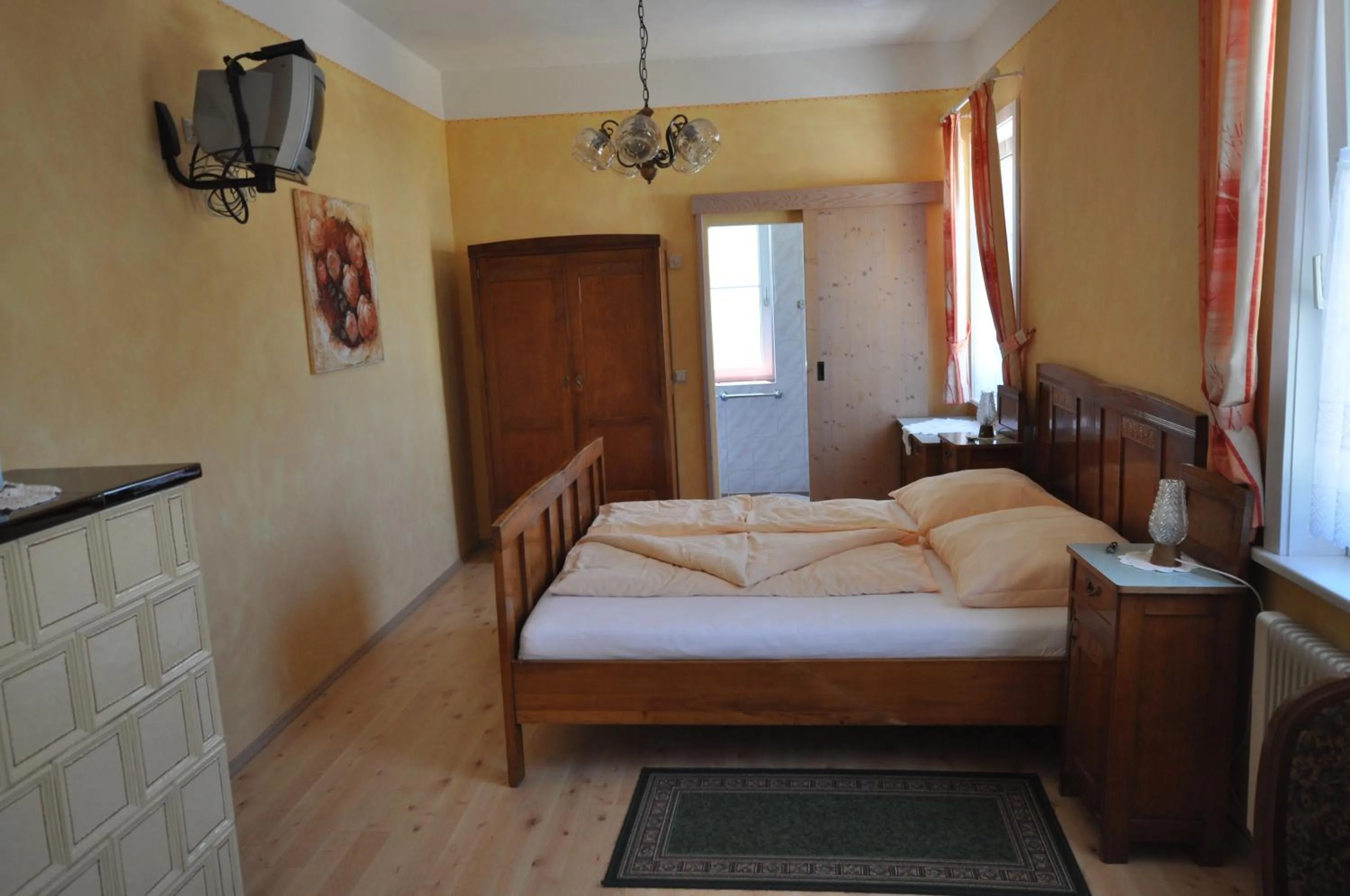 Photo of the whole room, Bed in Gasthof Zum Kramer
