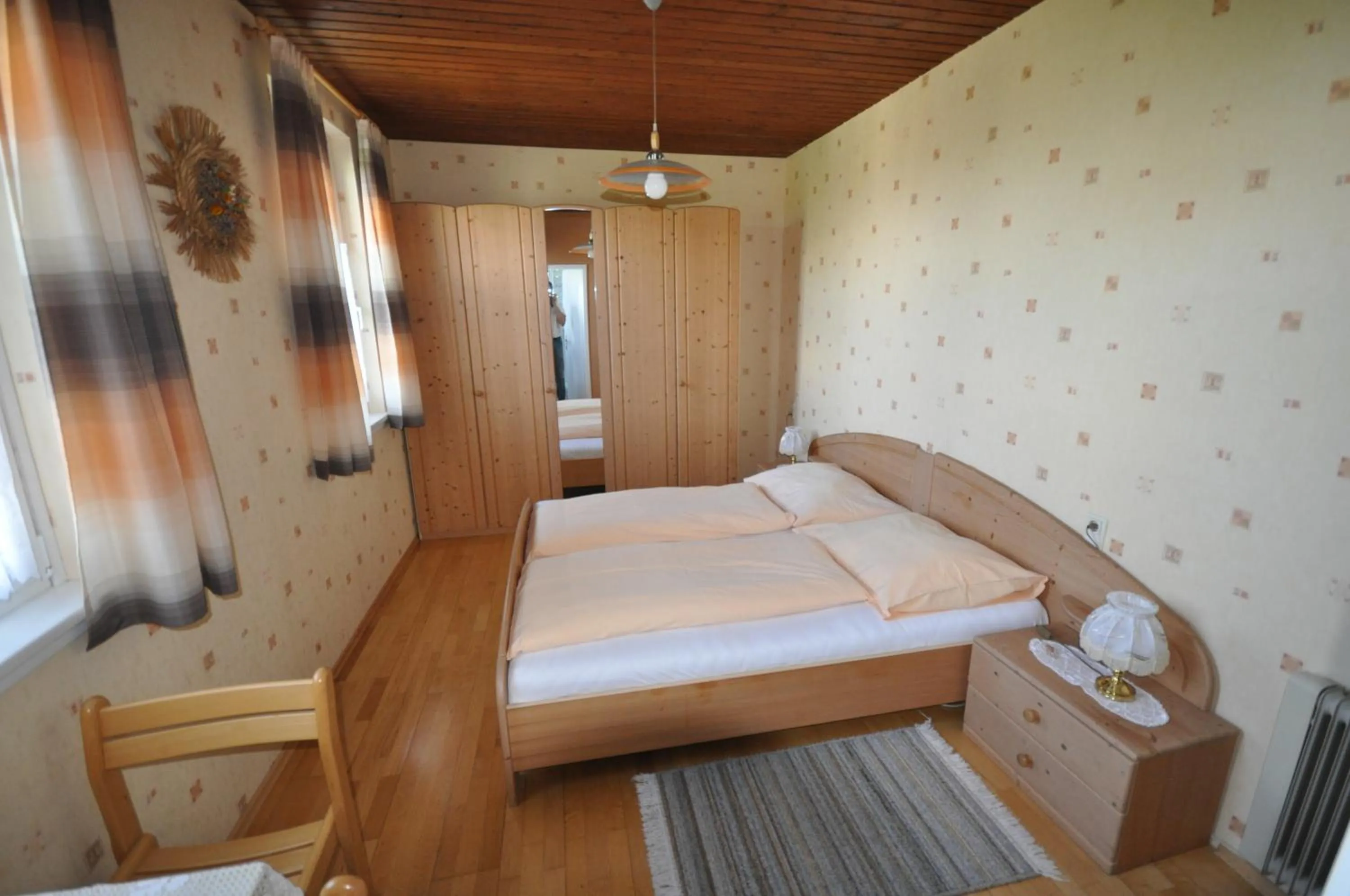 Photo of the whole room, Bed in Gasthof Zum Kramer