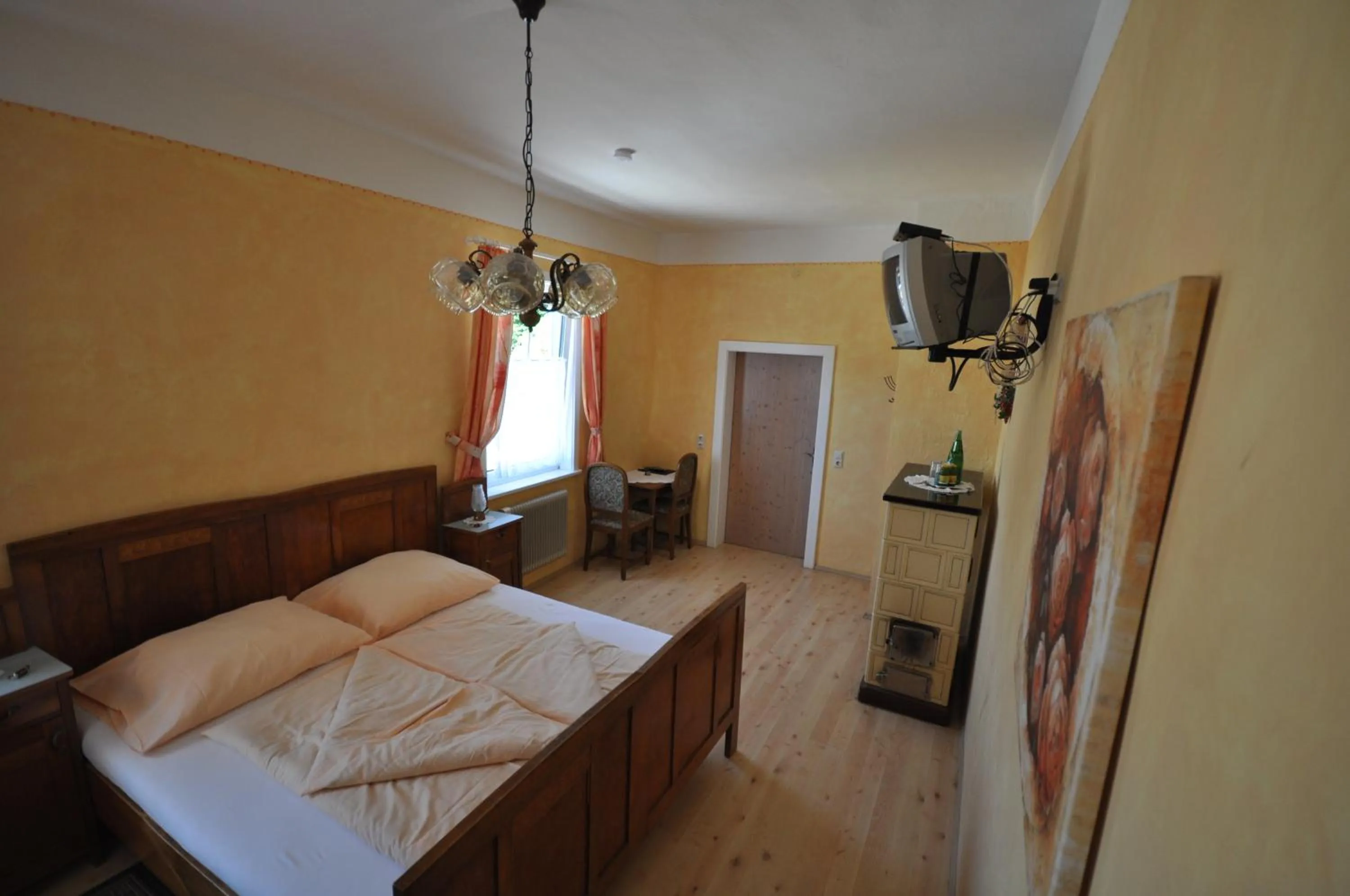 Photo of the whole room, Bed in Gasthof Zum Kramer