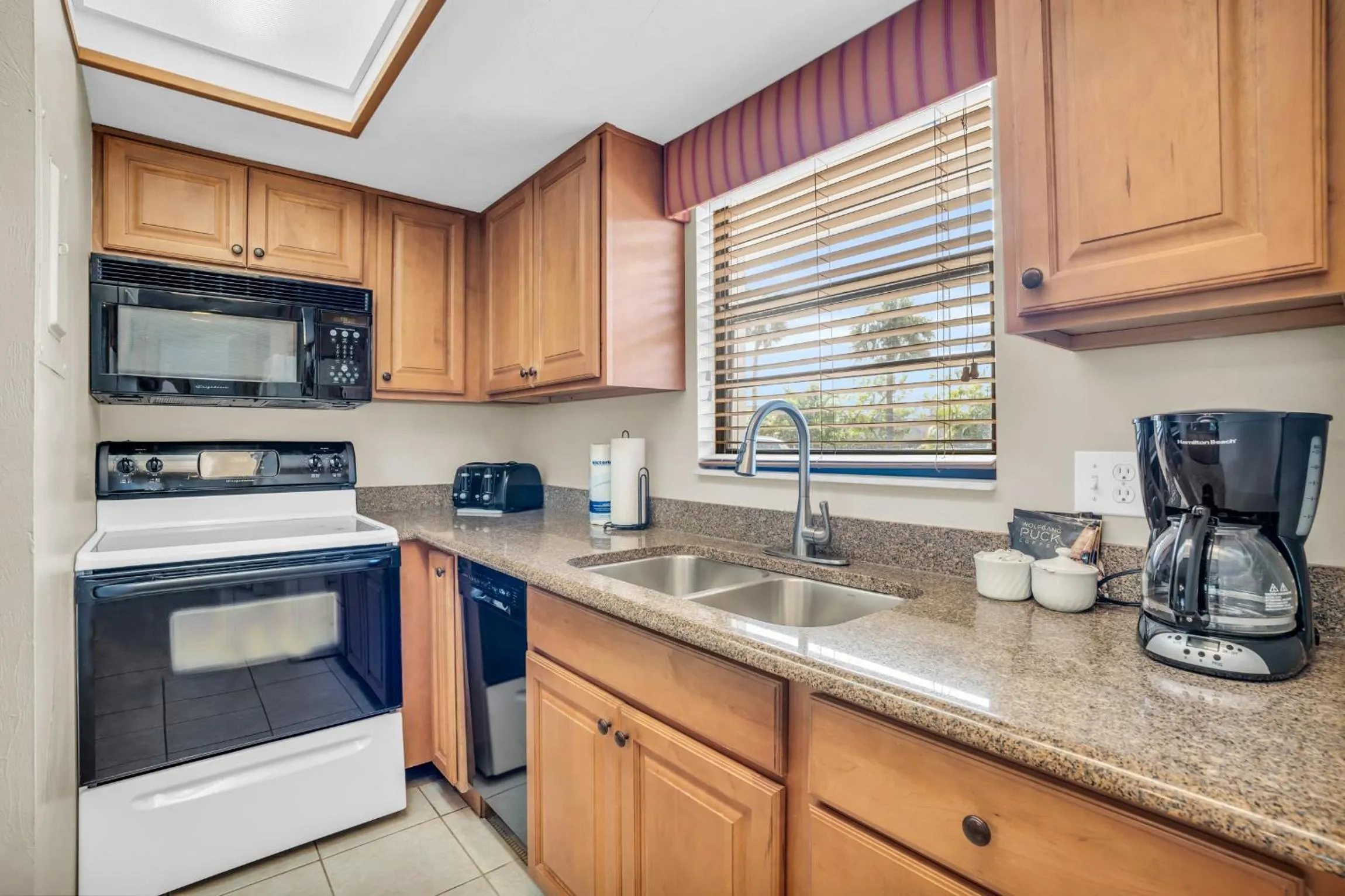 Coffee/tea facilities in Park Shore Resort by Mike Z Rentals