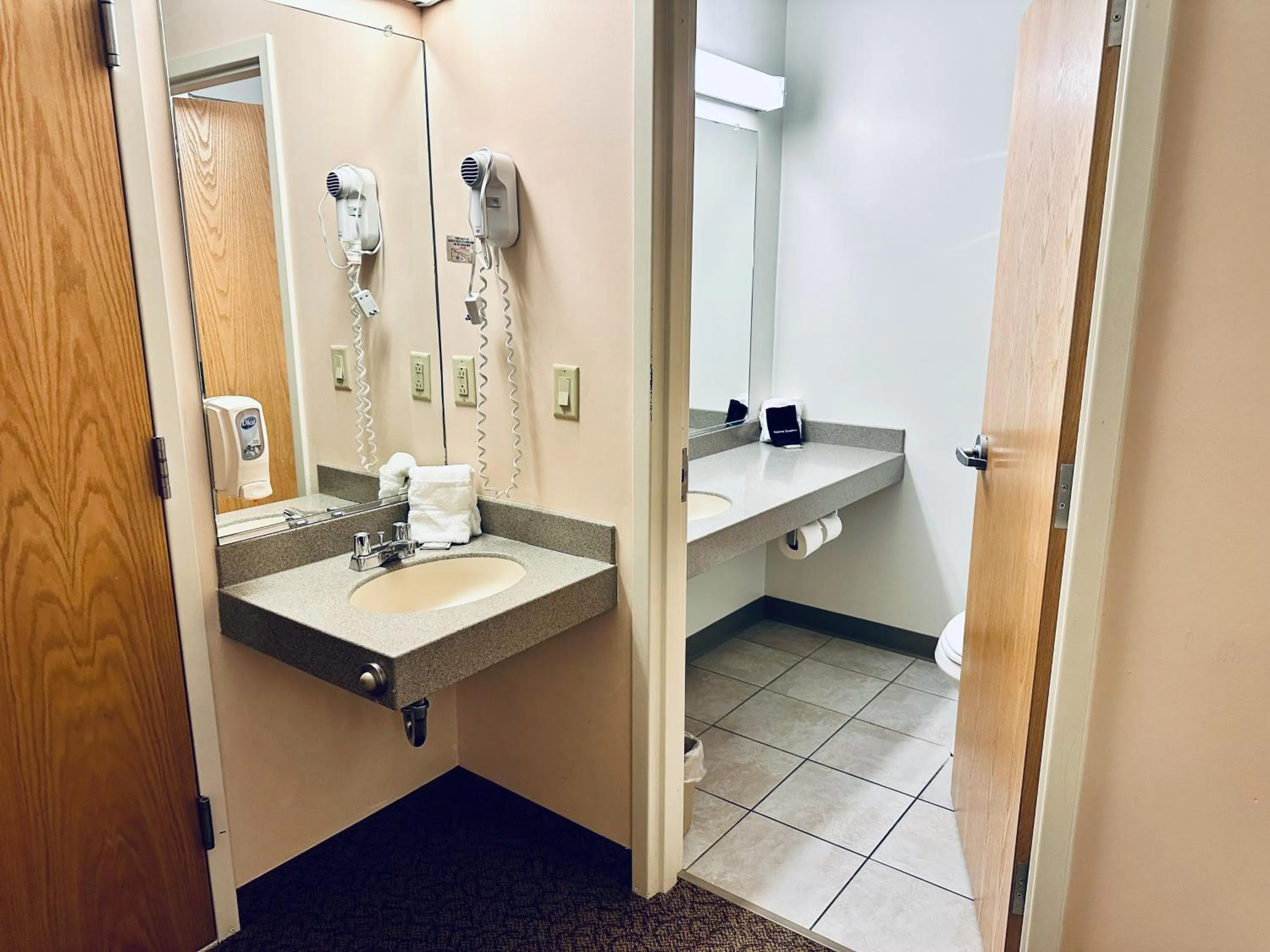 Bathroom in Ivey's Motor Lodge