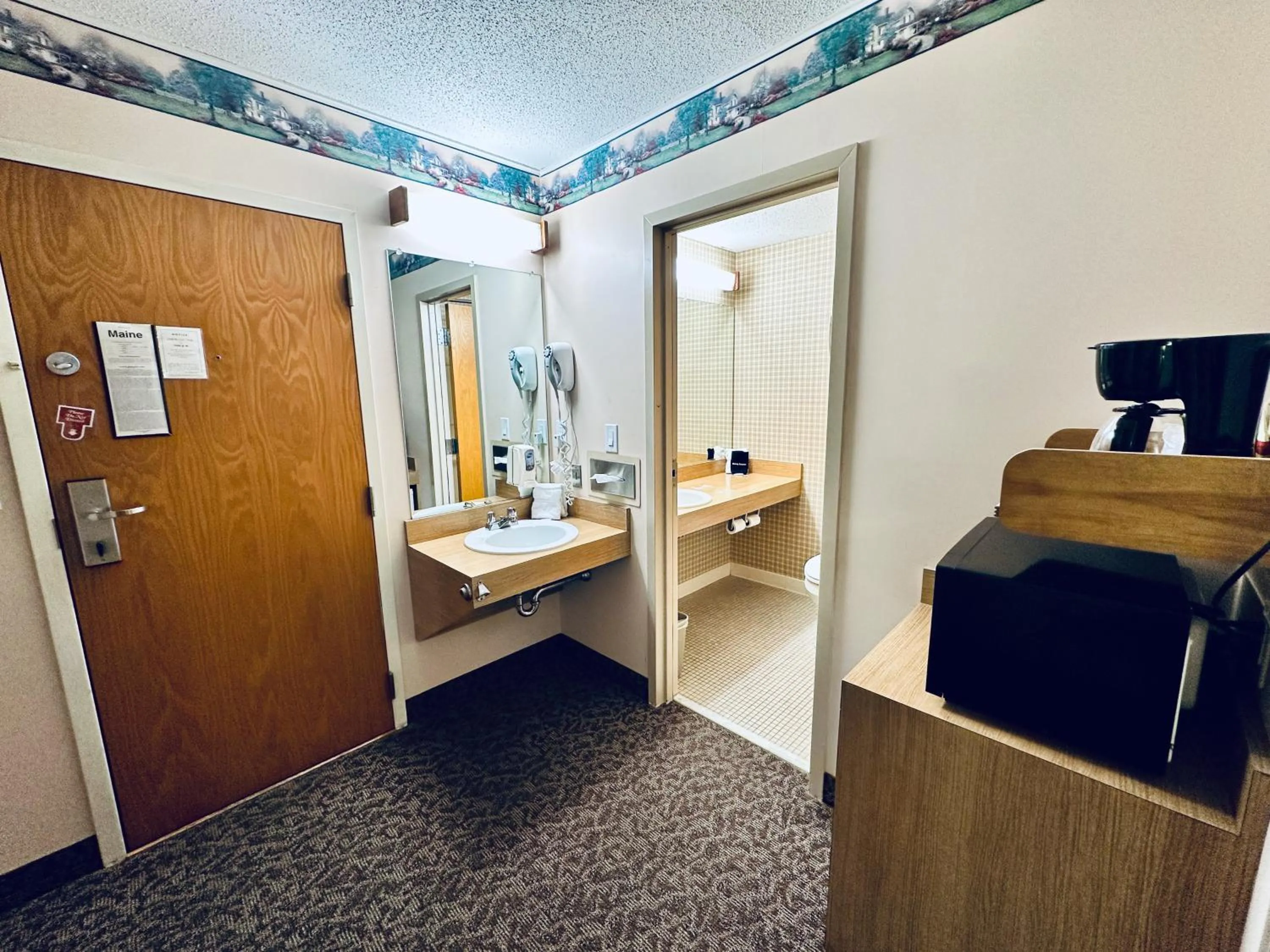 Bathroom, Bed in Ivey's Motor Lodge