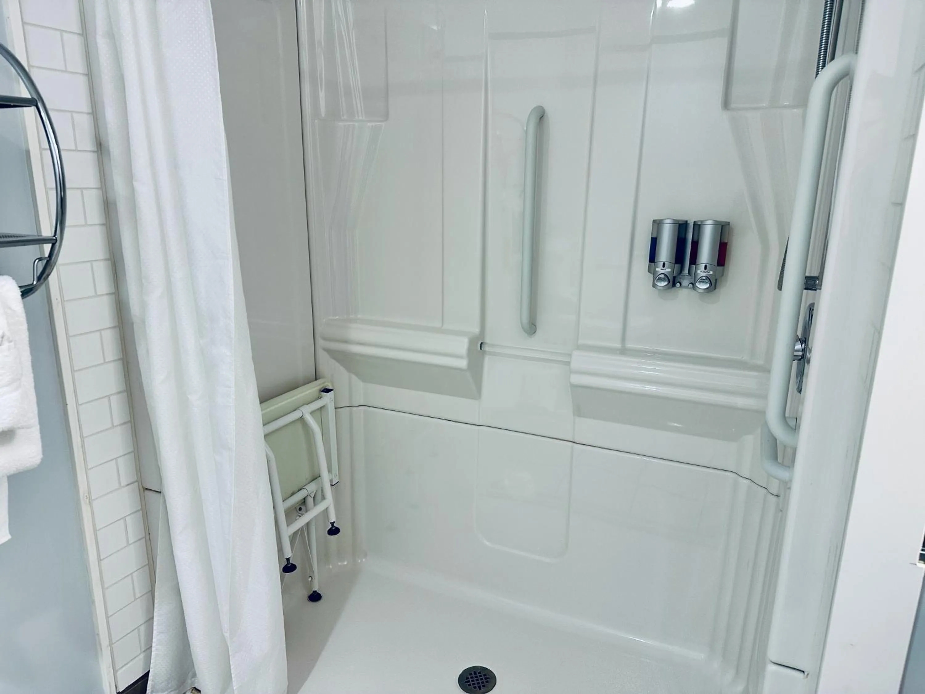 Shower in Ivey's Motor Lodge