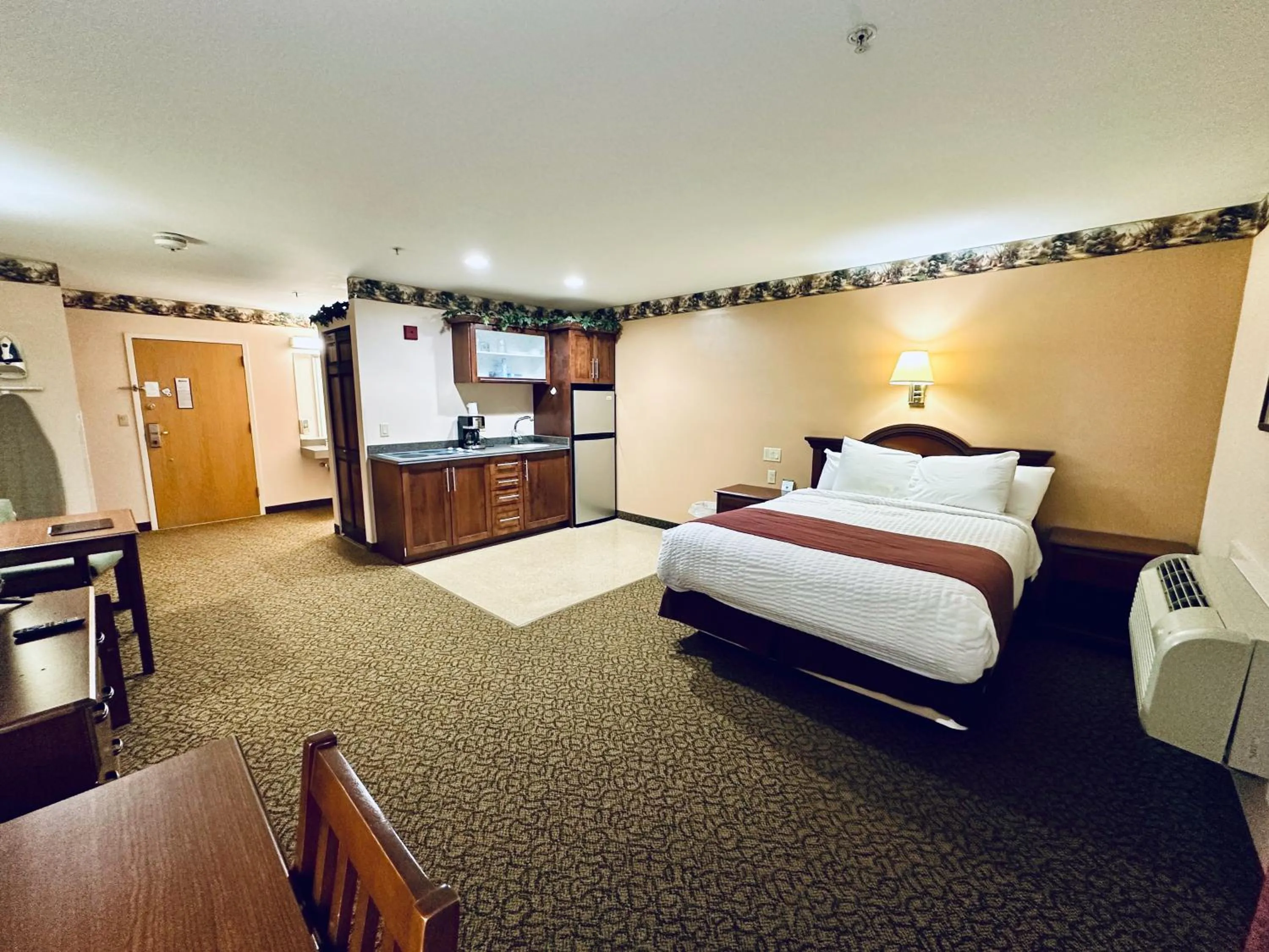 Kitchen or kitchenette, Bed in Ivey's Motor Lodge