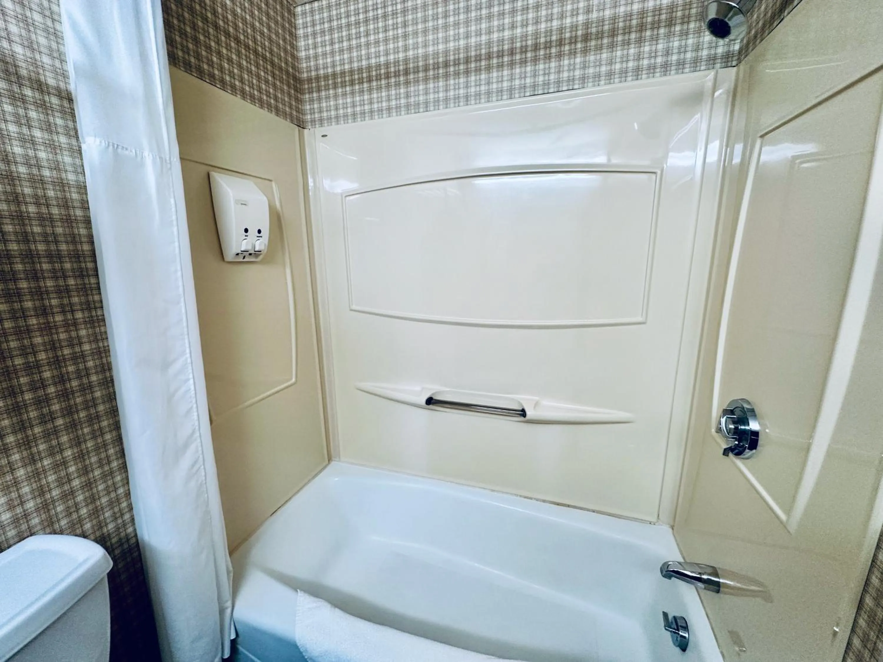 Bath in Ivey's Motor Lodge