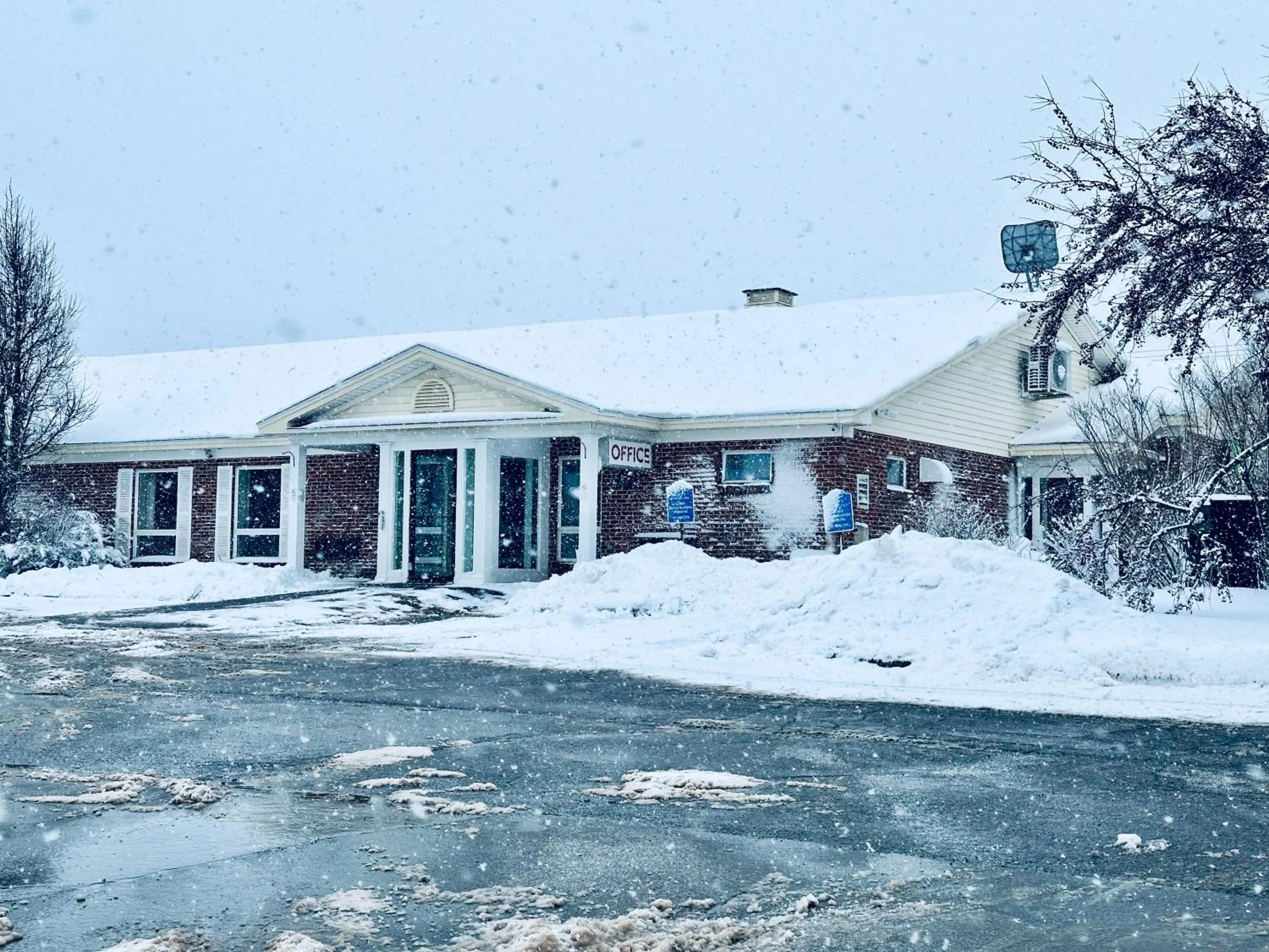 Facade/entrance in Ivey's Motor Lodge