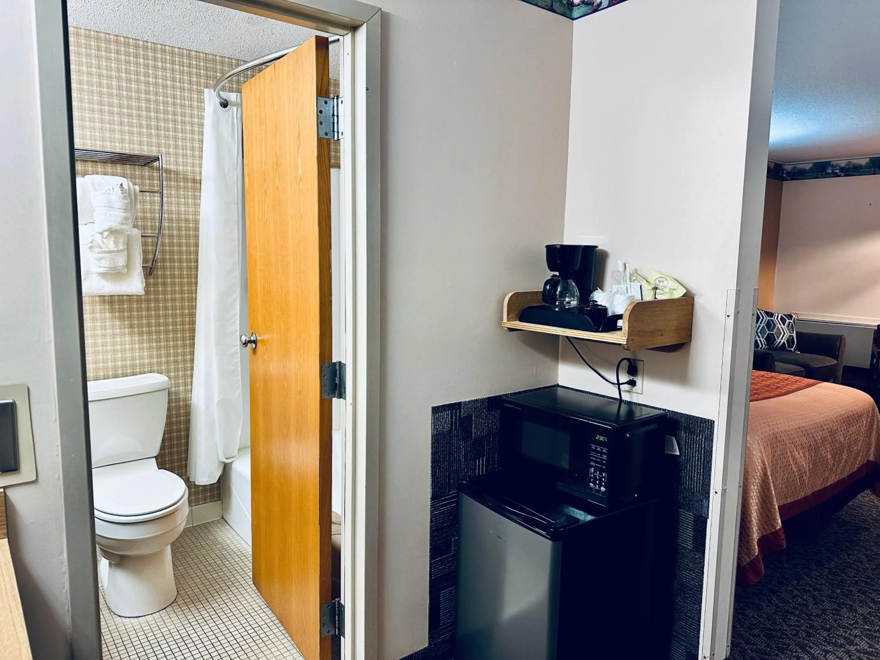 Bathroom, Bed in Ivey's Motor Lodge