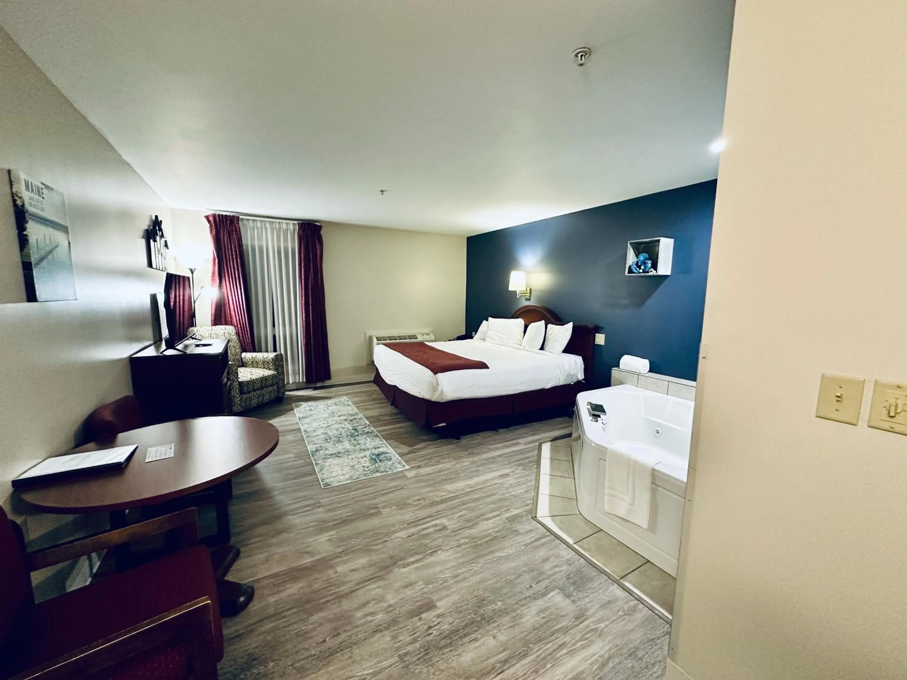 Photo of the whole room, Bed in Ivey's Motor Lodge