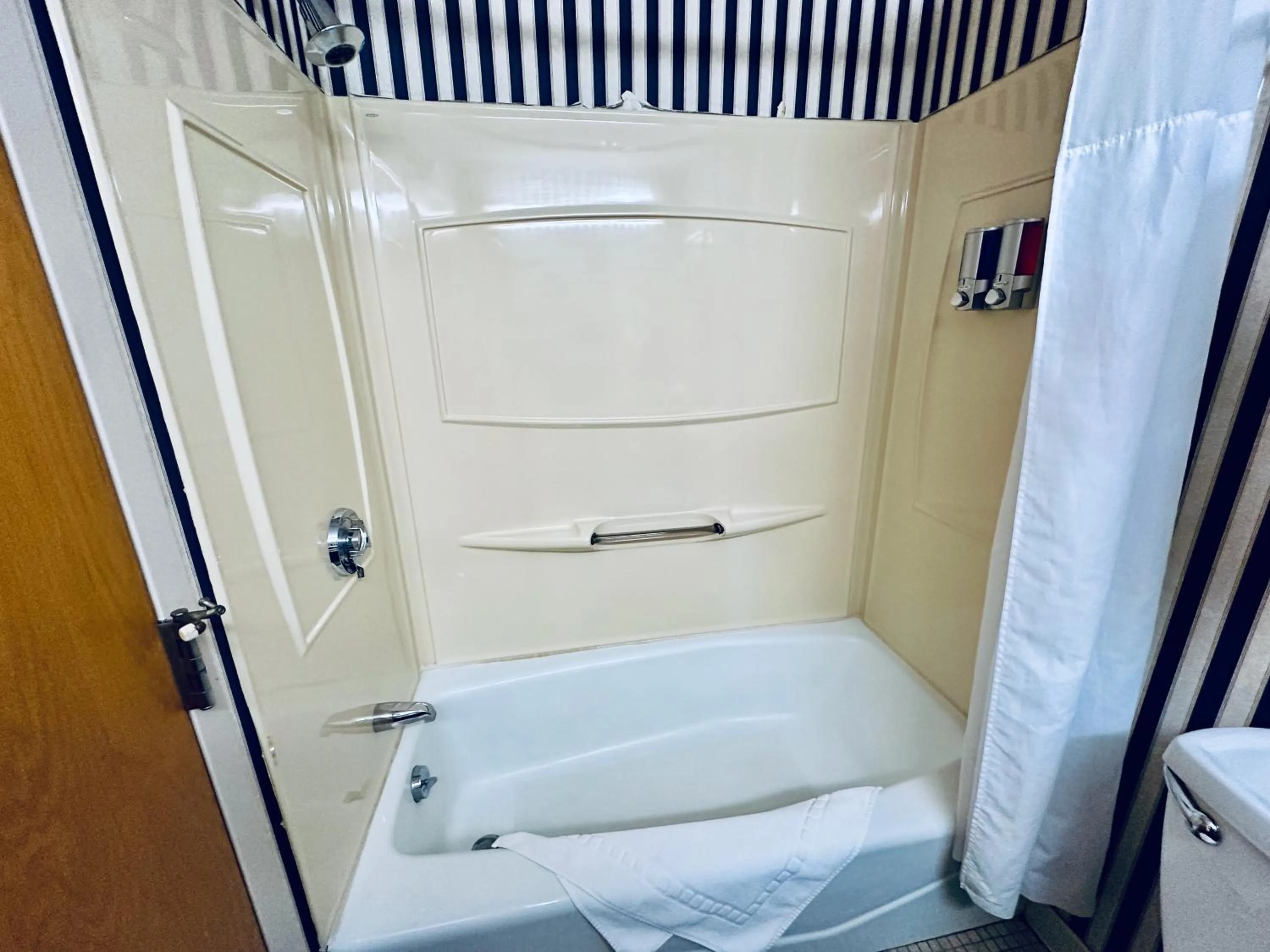 Bathroom in Ivey's Motor Lodge