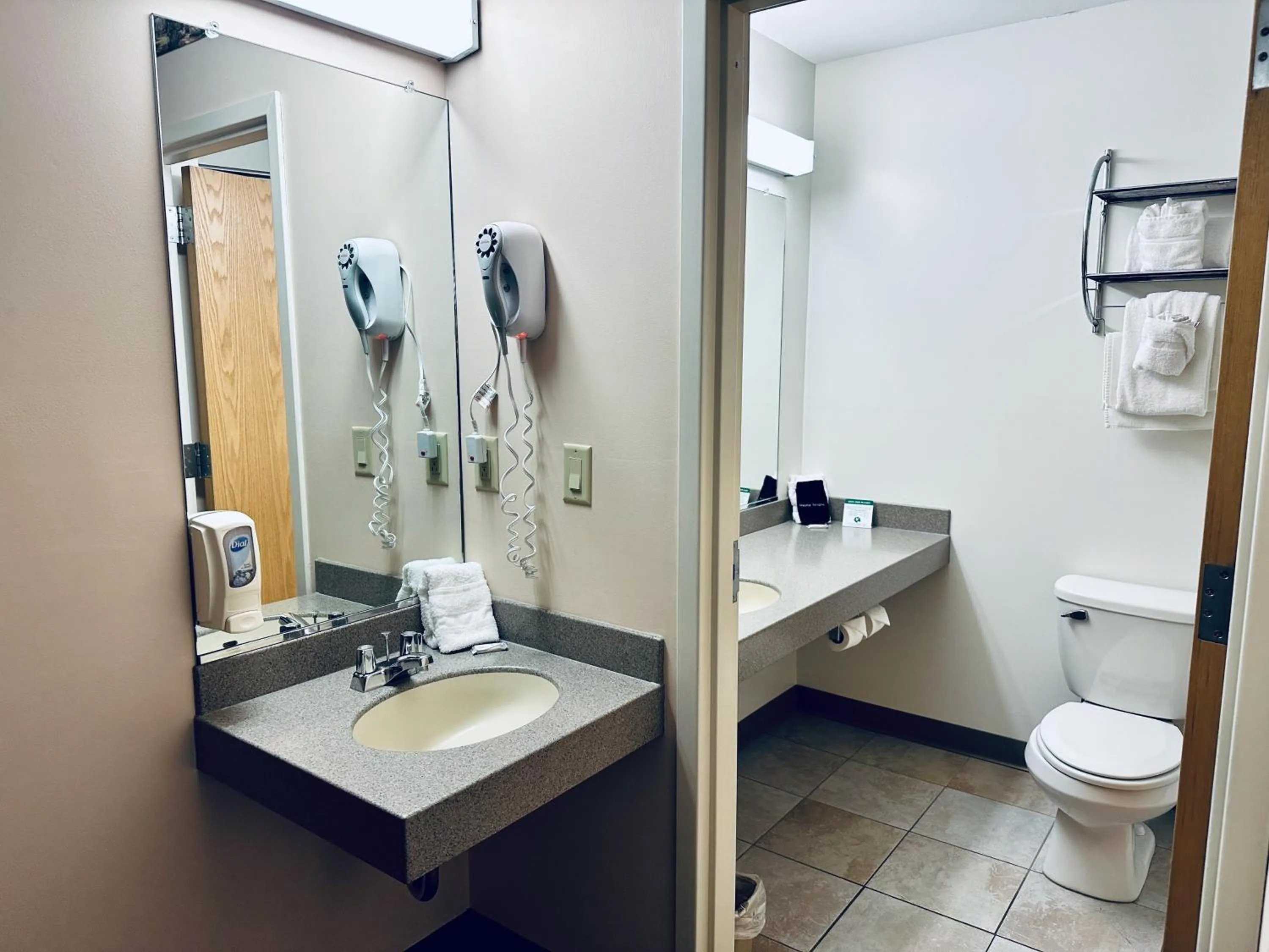 Bathroom in Ivey's Motor Lodge