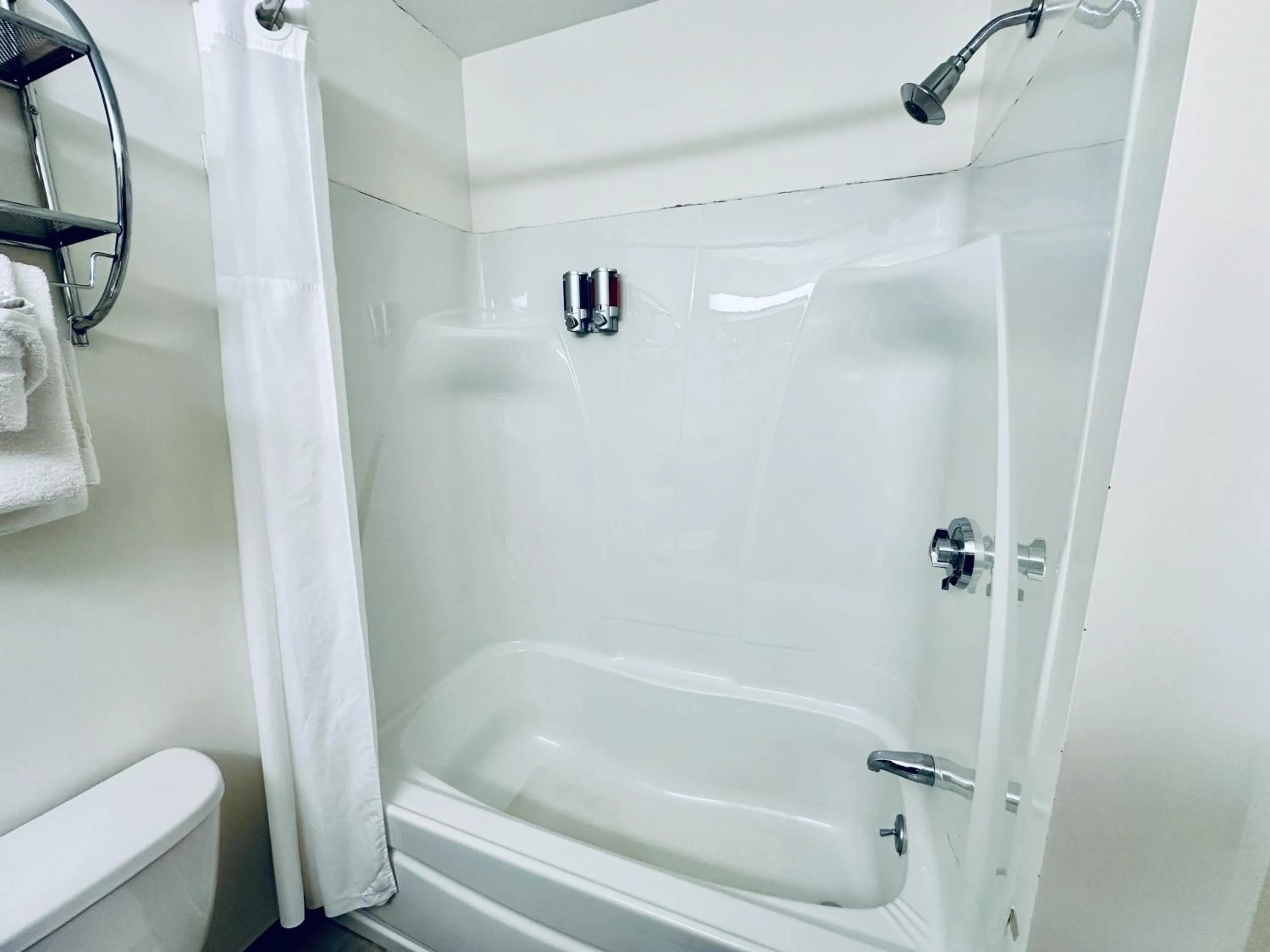 Bathroom in Ivey's Motor Lodge