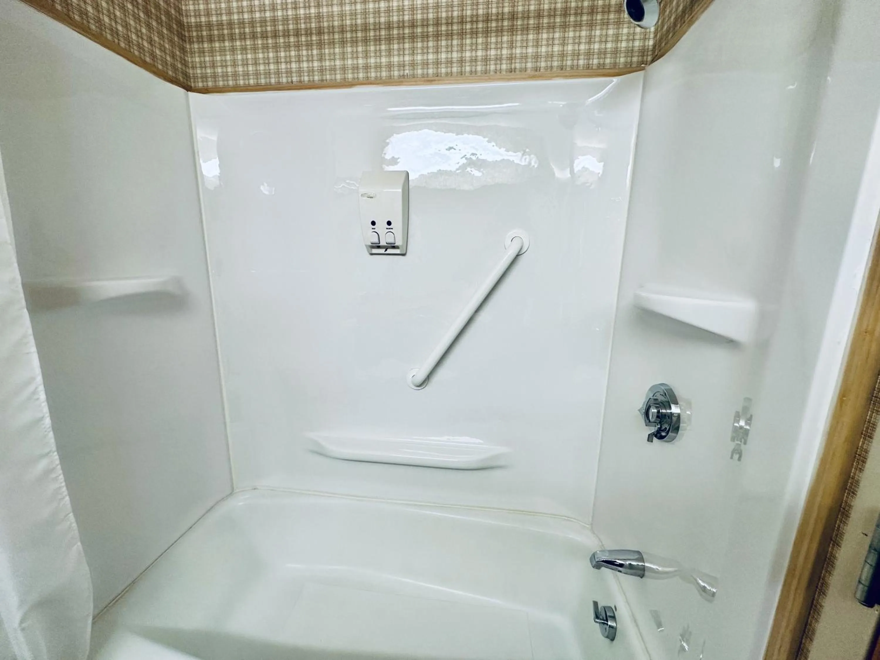 Bath in Ivey's Motor Lodge