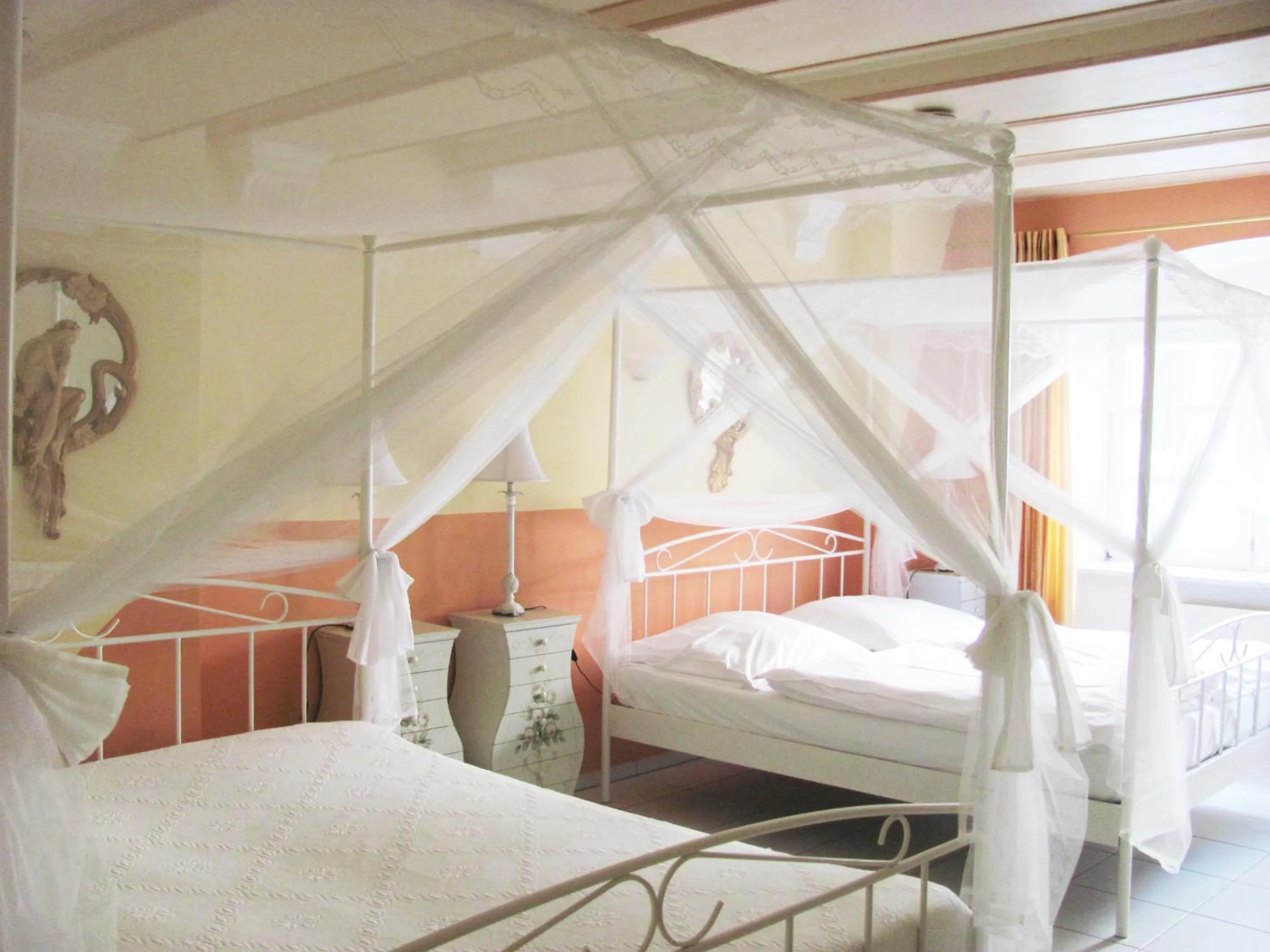 Bedroom, Bed in Apartment Storchenfärbe