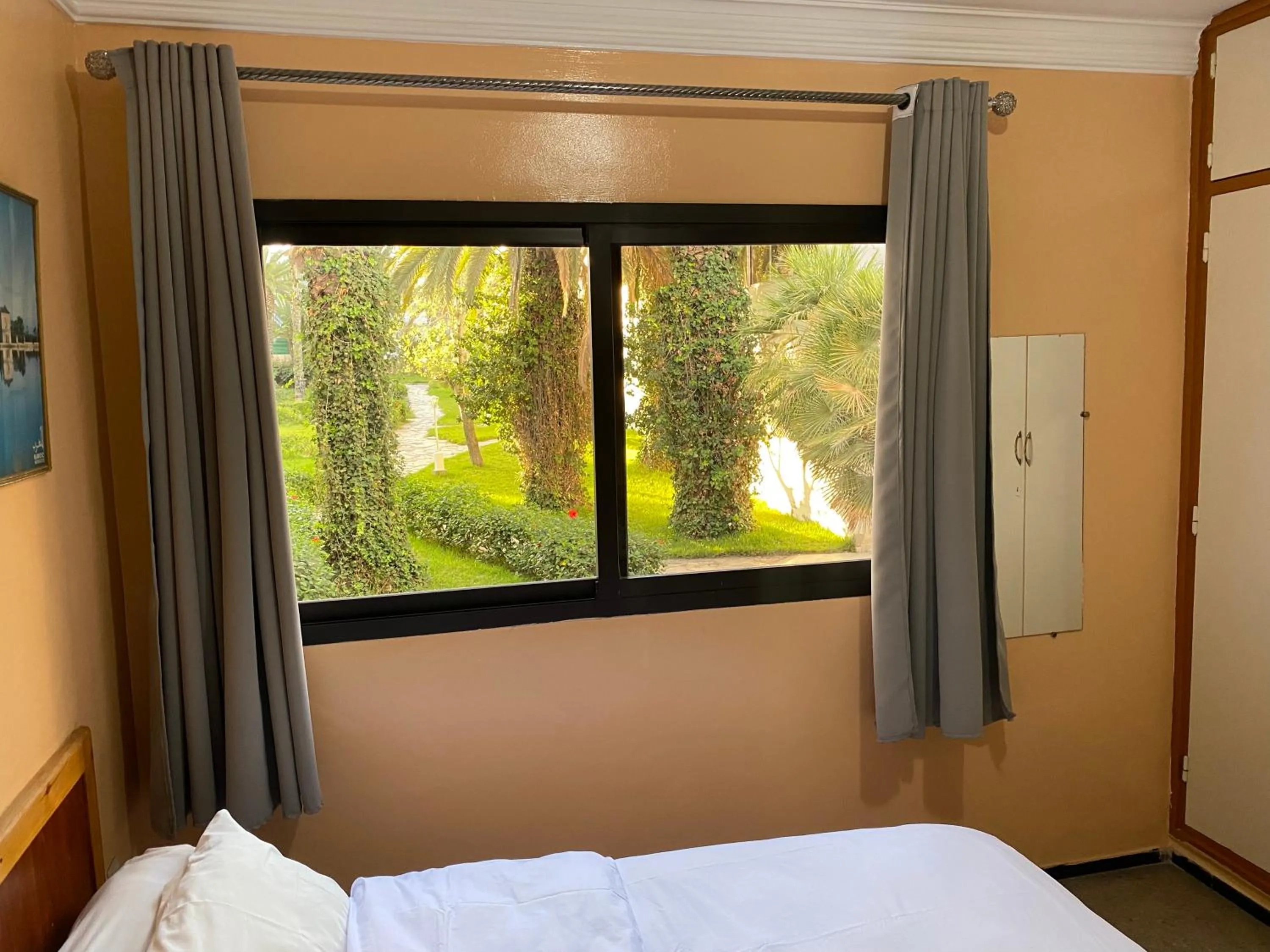 Garden, Bed in Hôtel Petite Suède