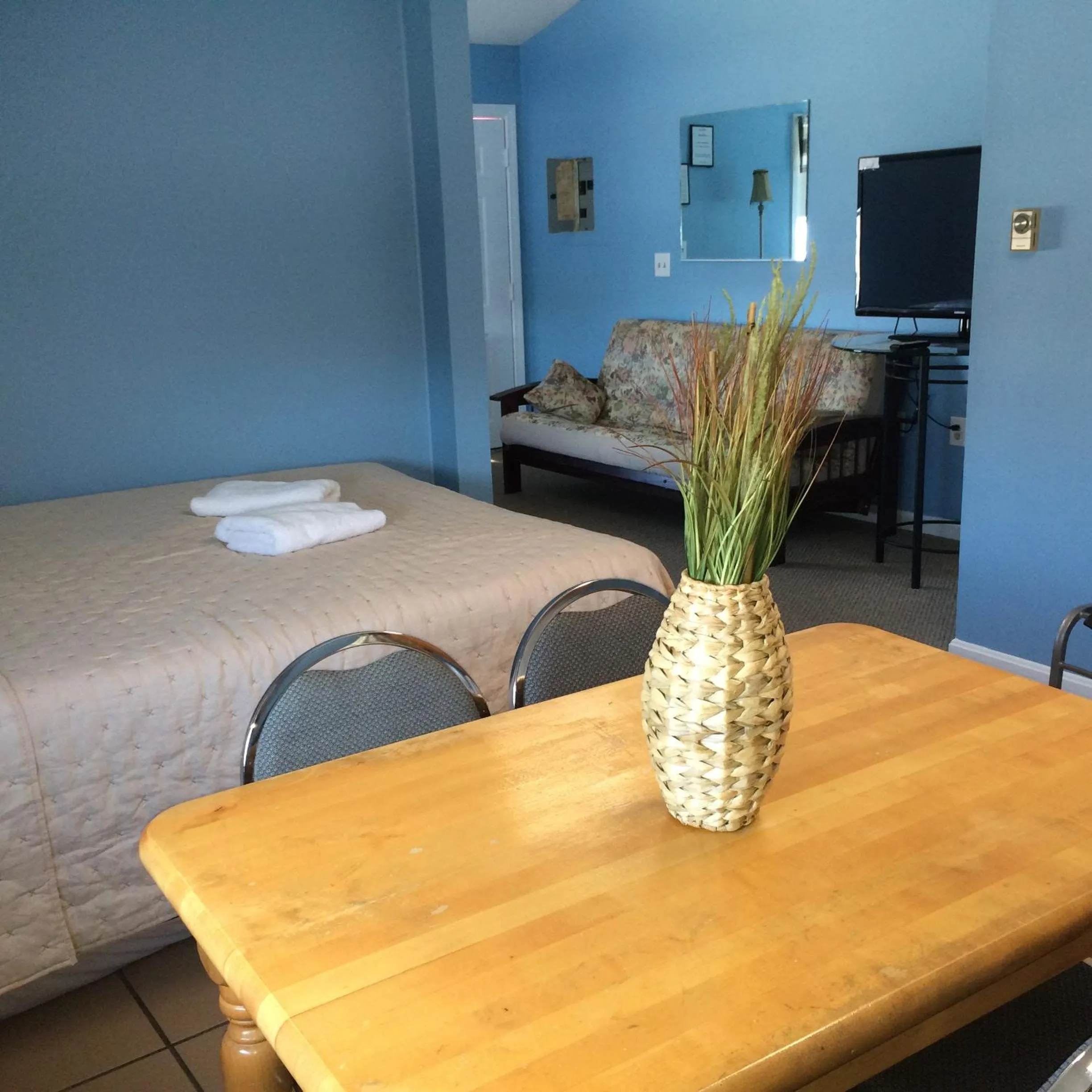Dining area, Bed in The New Oceanic Inn