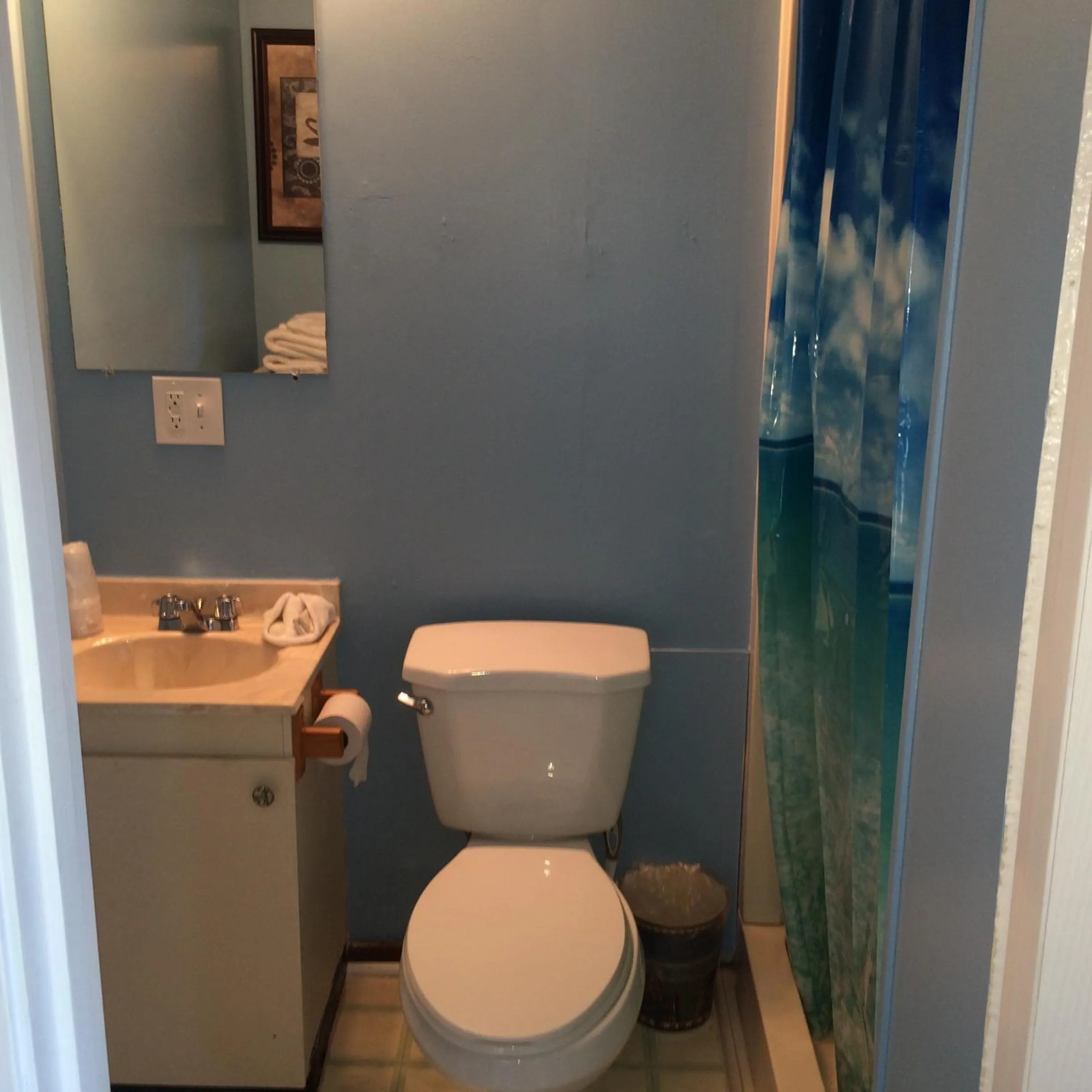 Toilet in The New Oceanic Inn
