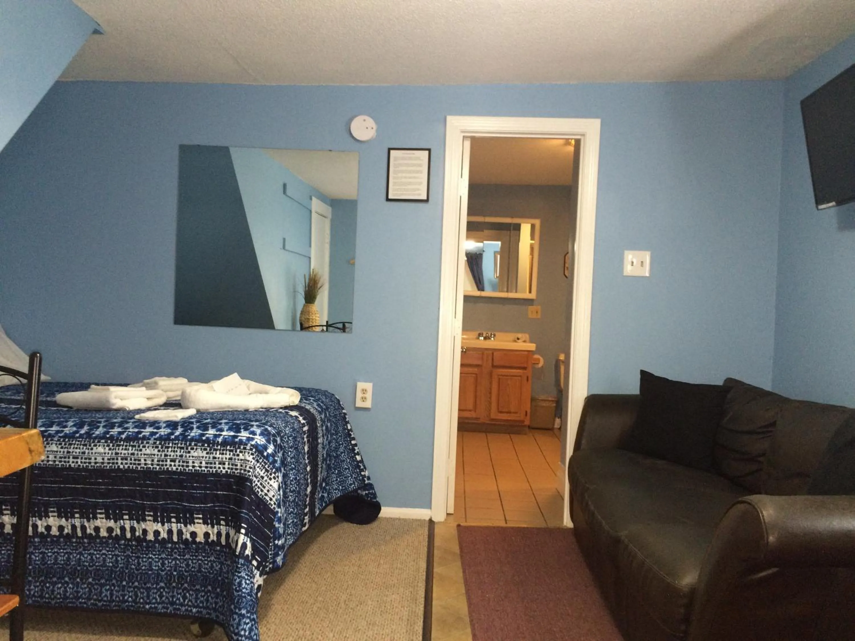 Seating area, Bed in The New Oceanic Inn