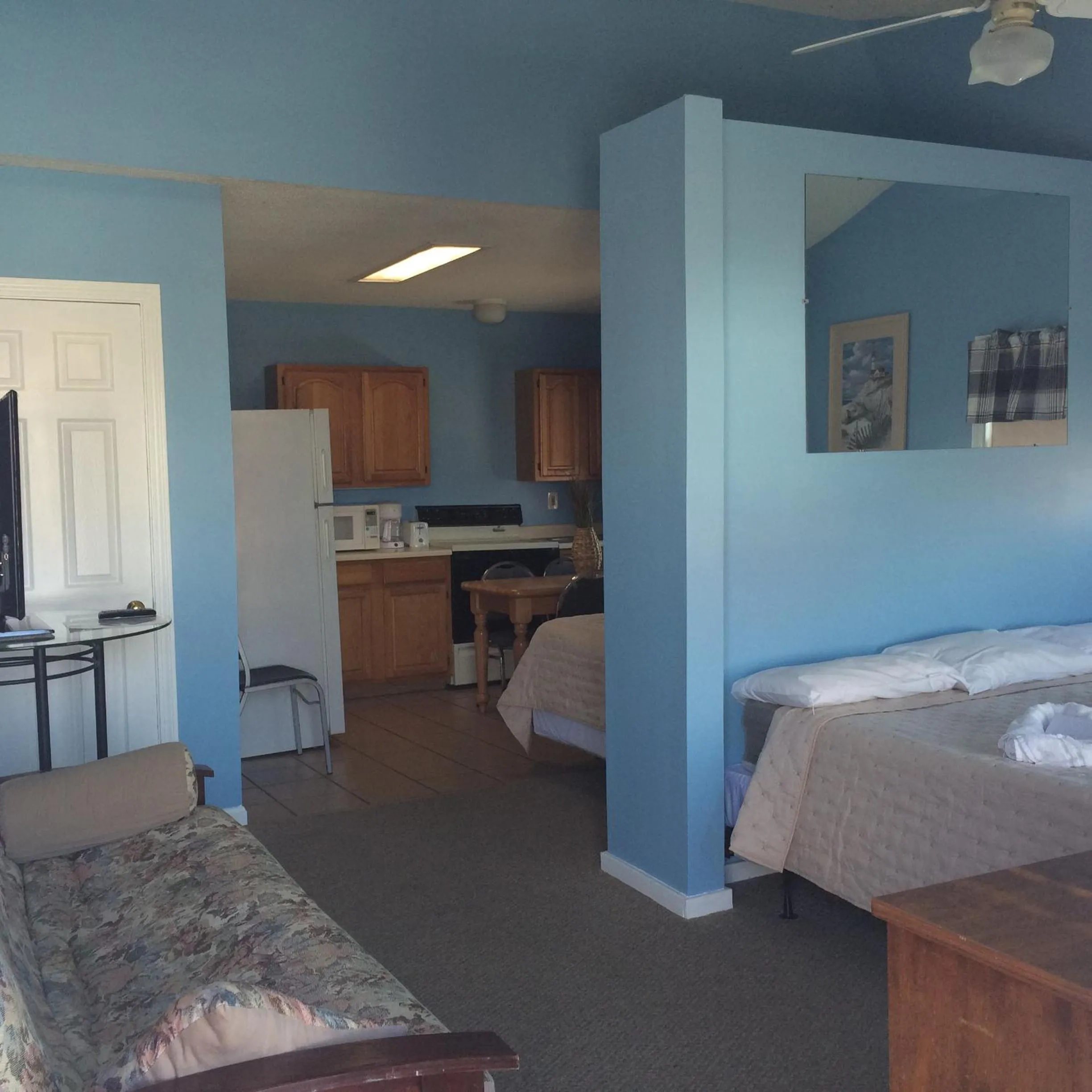 Seating area, Bed in The New Oceanic Inn