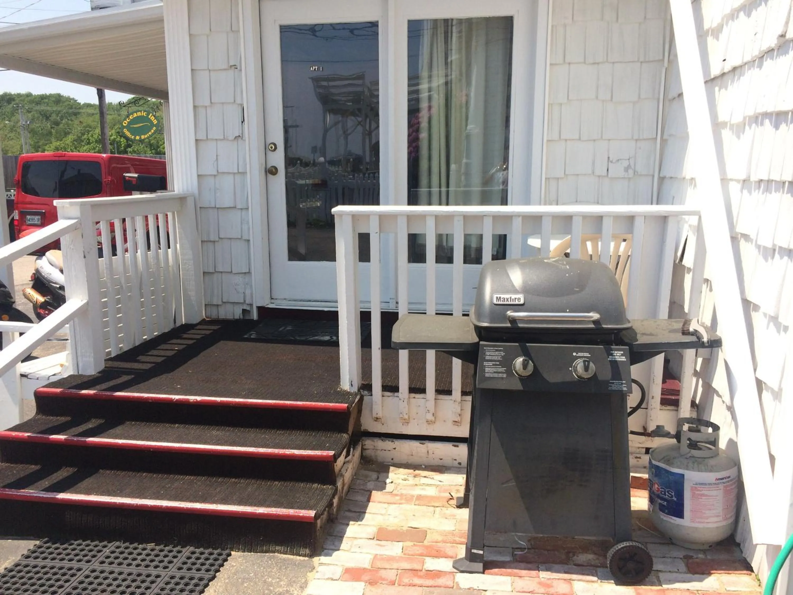 Facade/entrance in The New Oceanic Inn