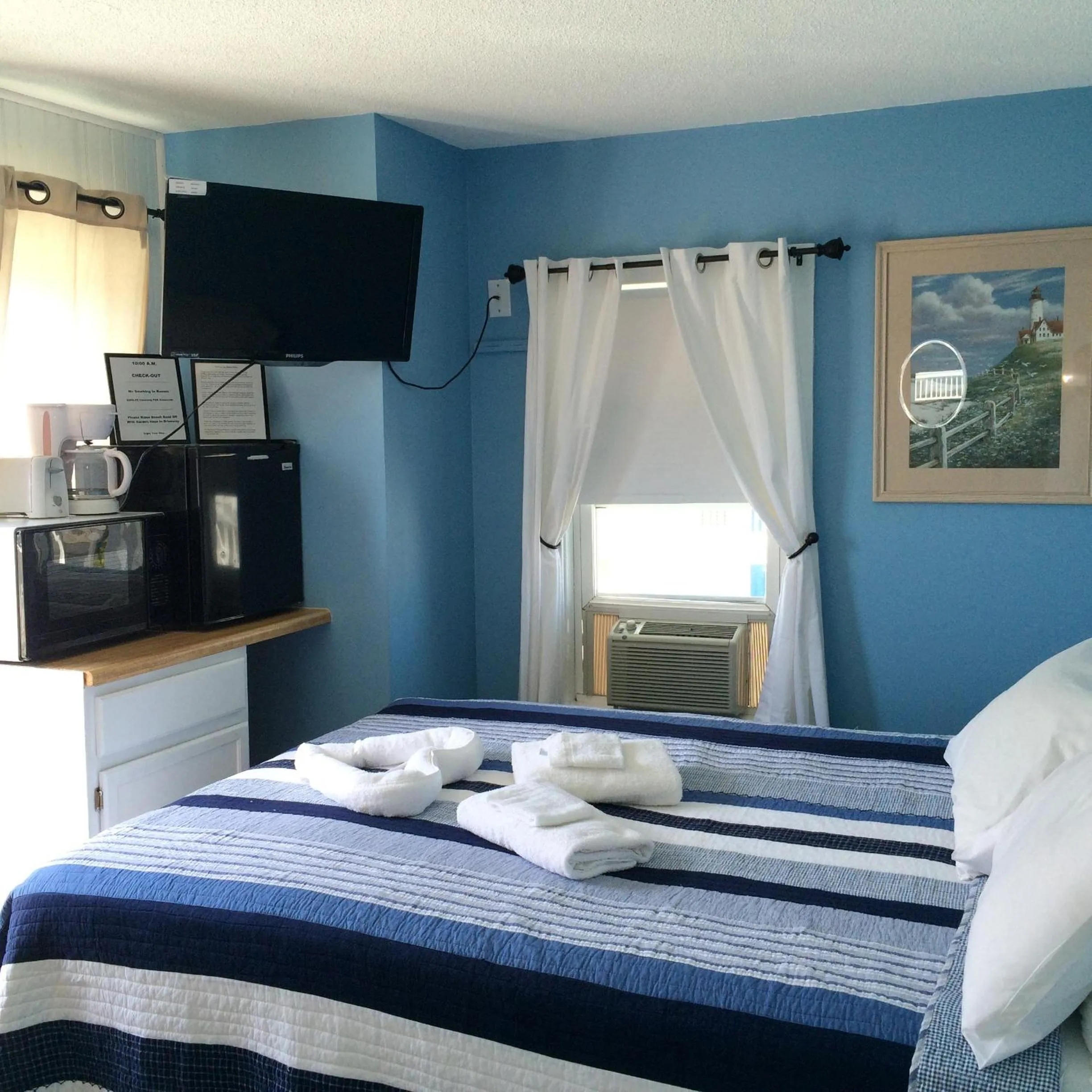 Bed in The New Oceanic Inn