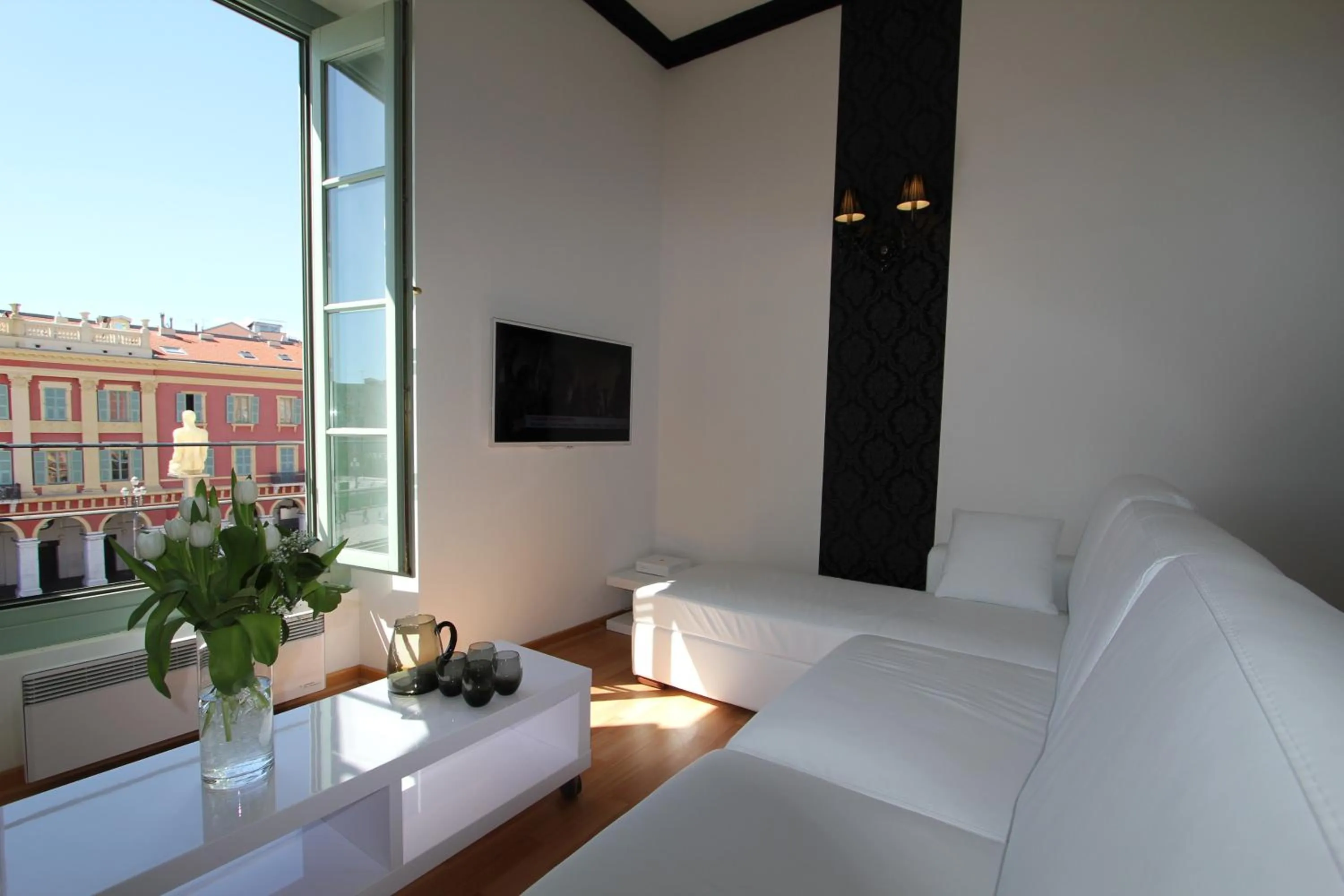 Communal lounge/ TV room in Nice Massena