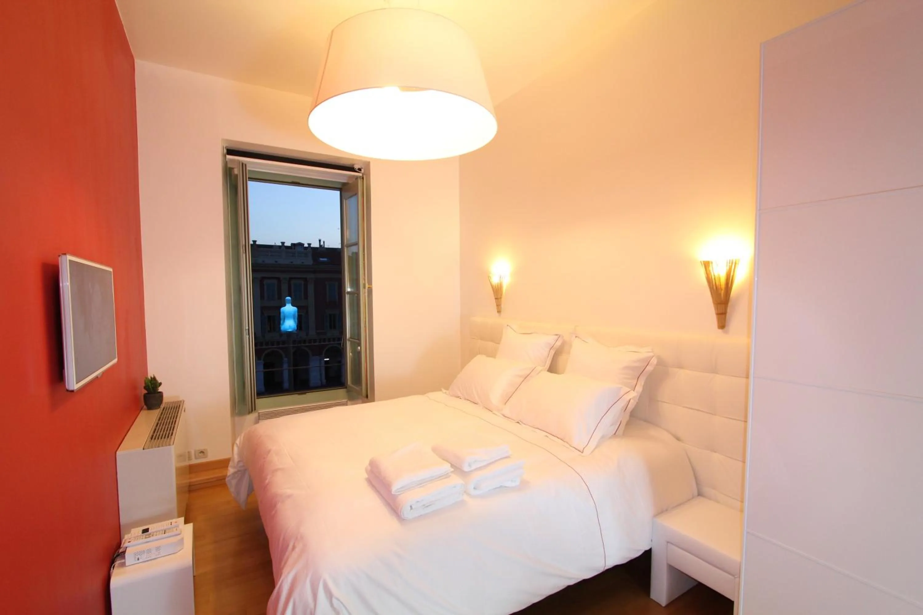 Photo of the whole room in Nice Massena