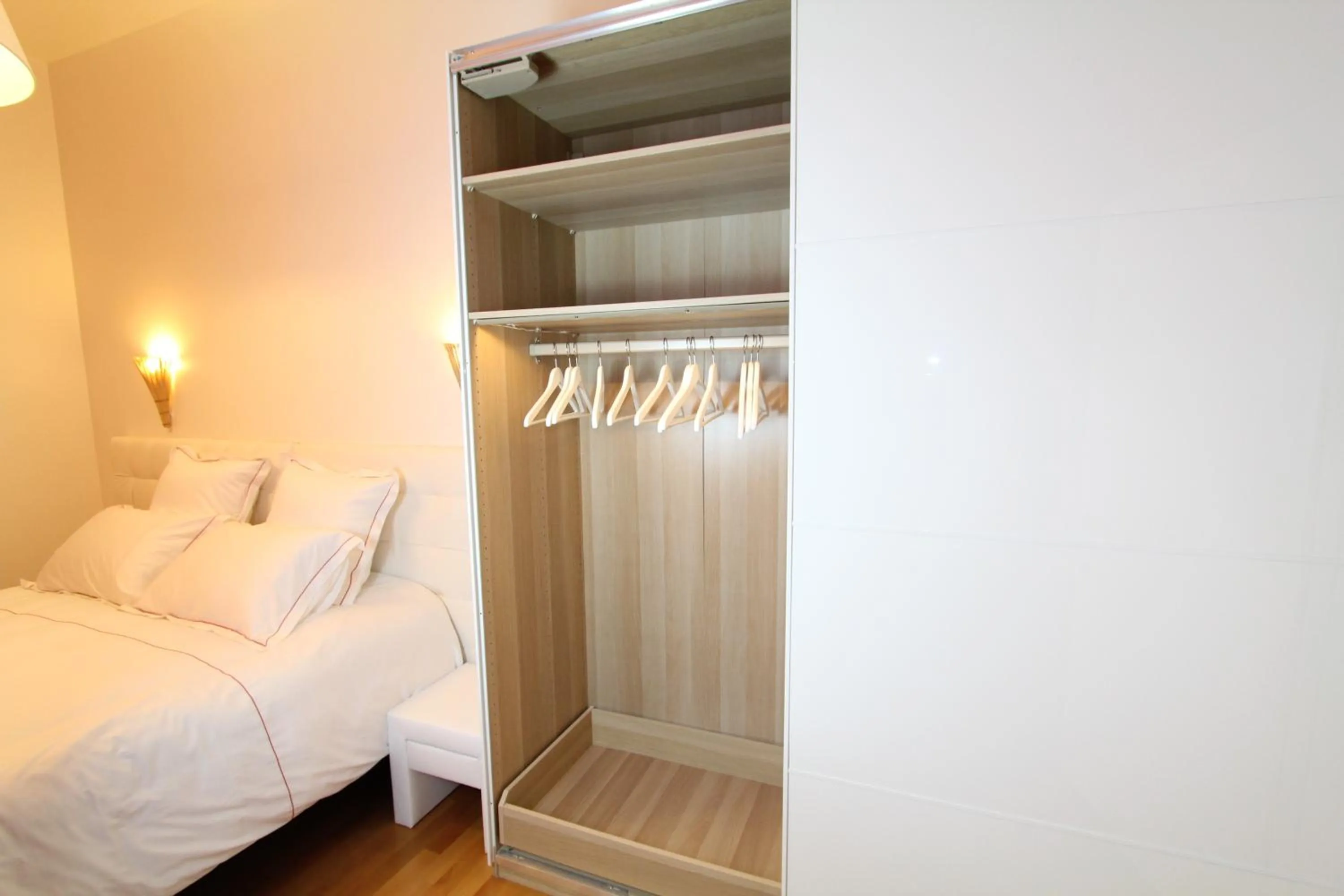 Photo of the whole room in Nice Massena