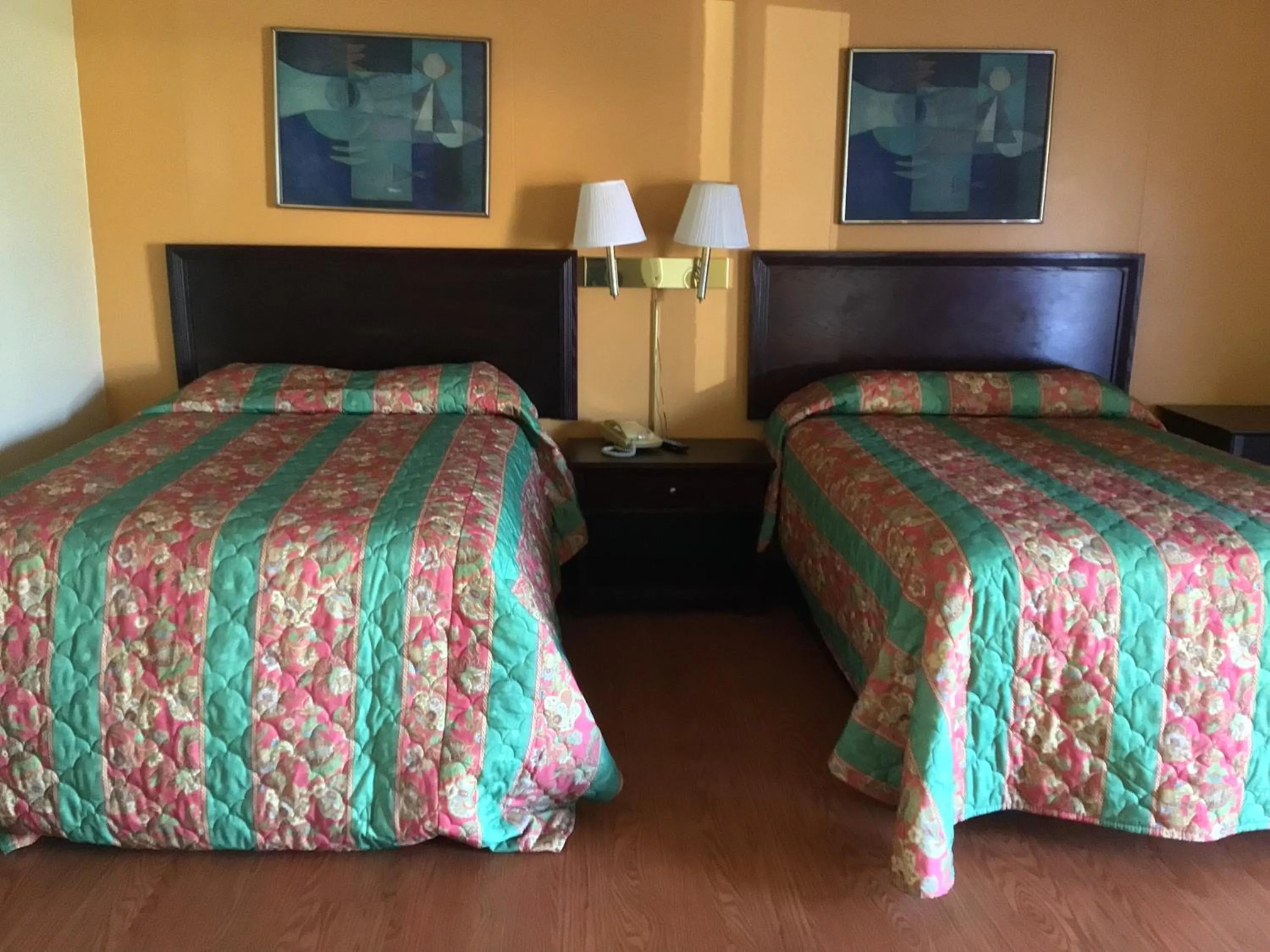 Bed in Skyland Inn - Bristol