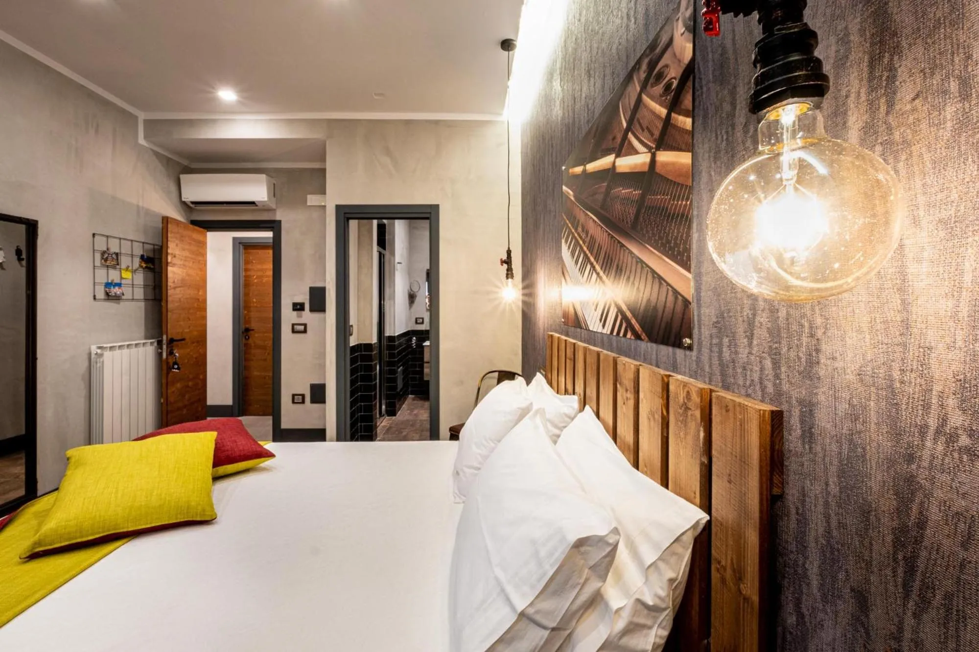 Photo of the whole room, Bed in casajammone naples b&b