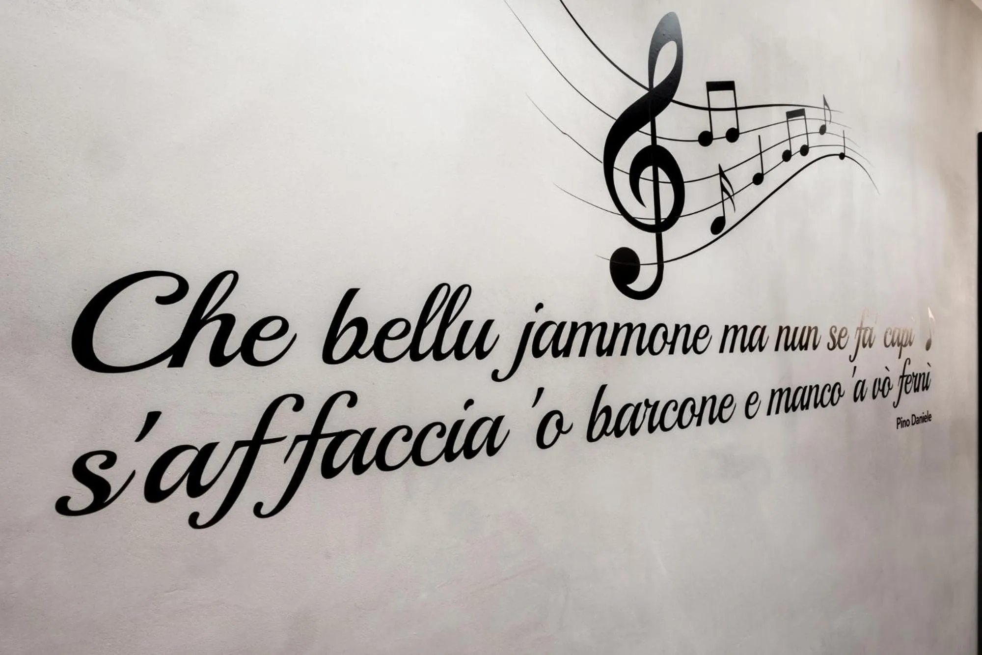 Decorative detail in casajammone naples b&b