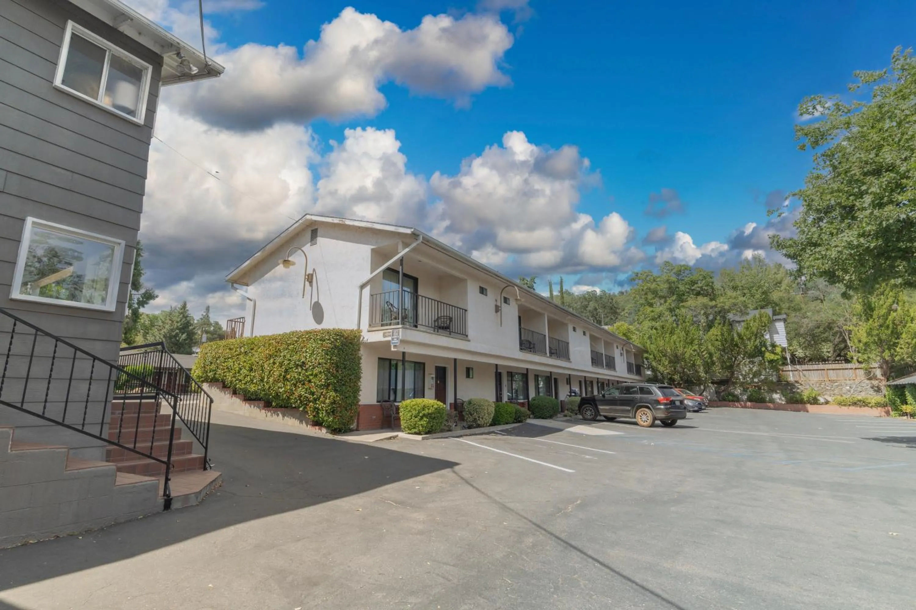 Property building in Mariposa Lodge