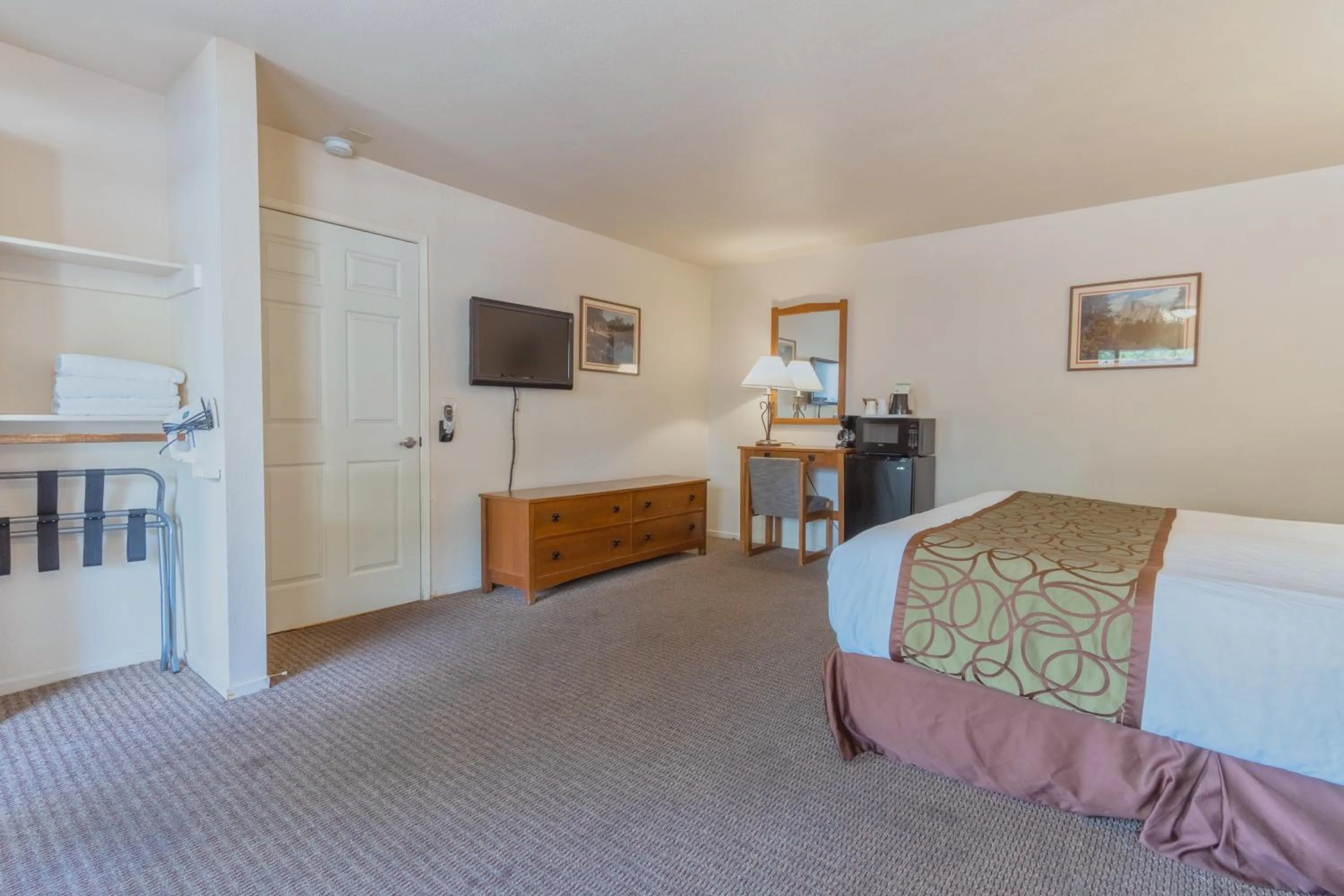 Bed in Mariposa Lodge